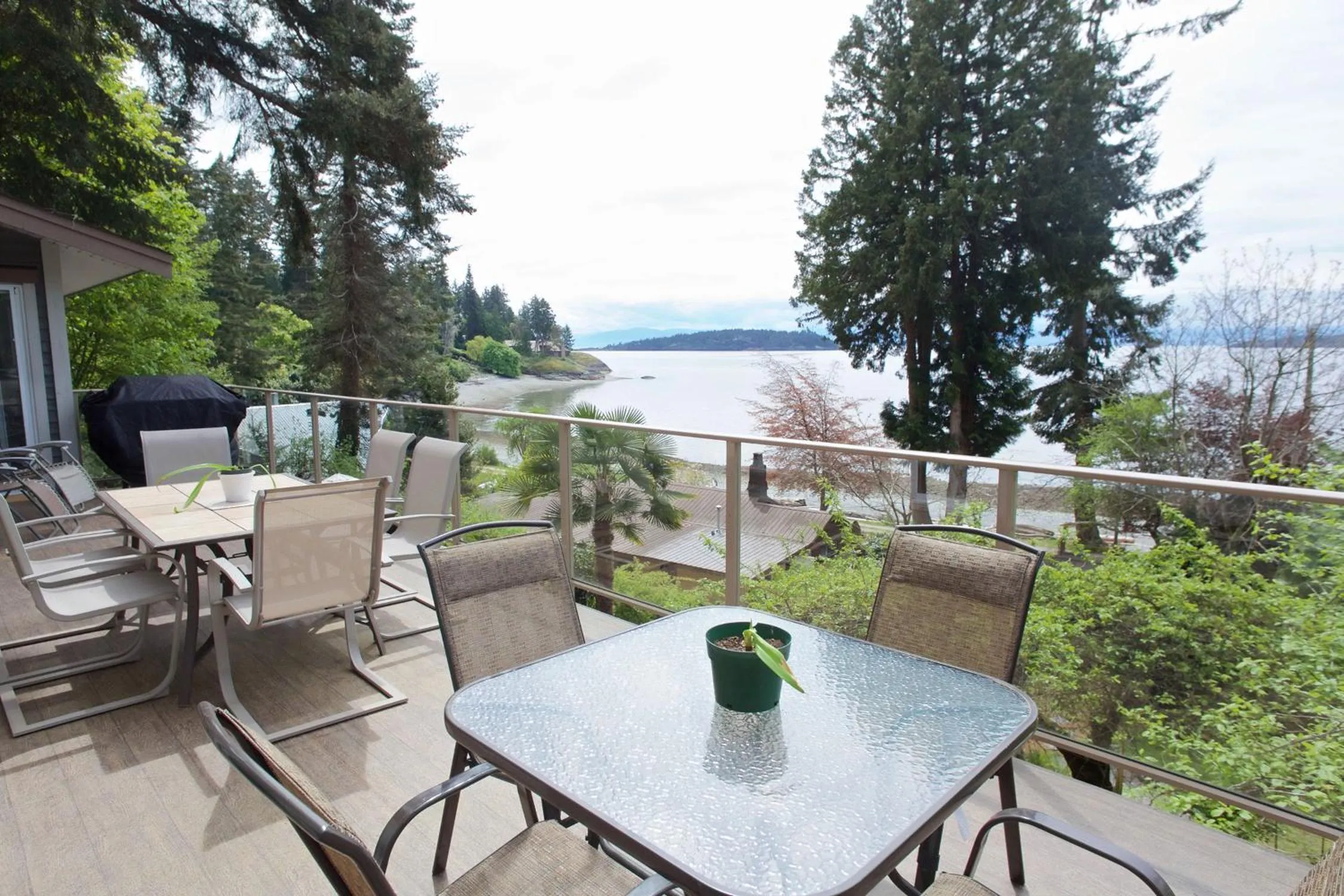 Halfmoon Haven Beach Cottage or Oceanview Suite