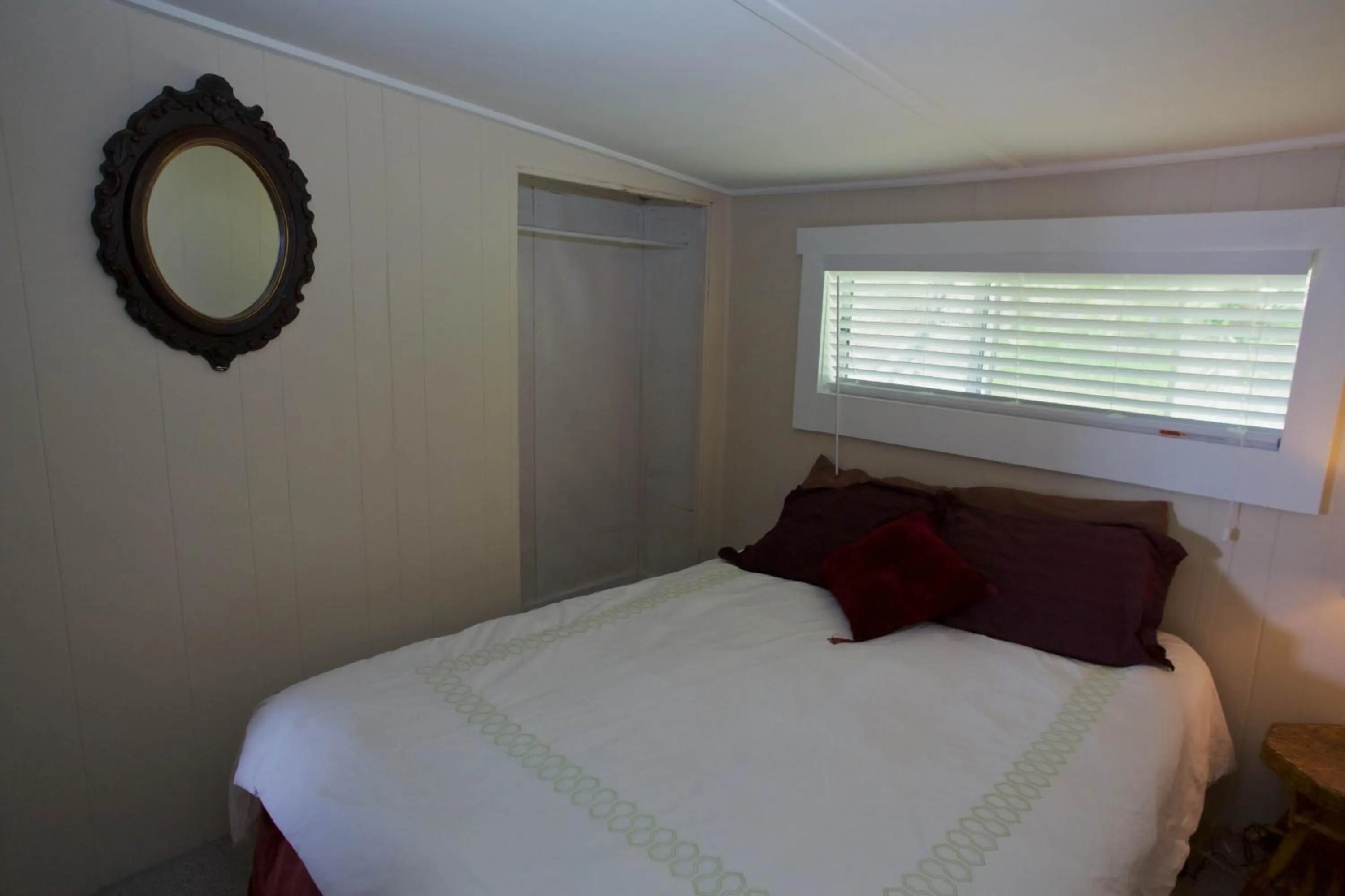 Bed in Halfmoon Haven Beach Cottage or Oceanview Suite