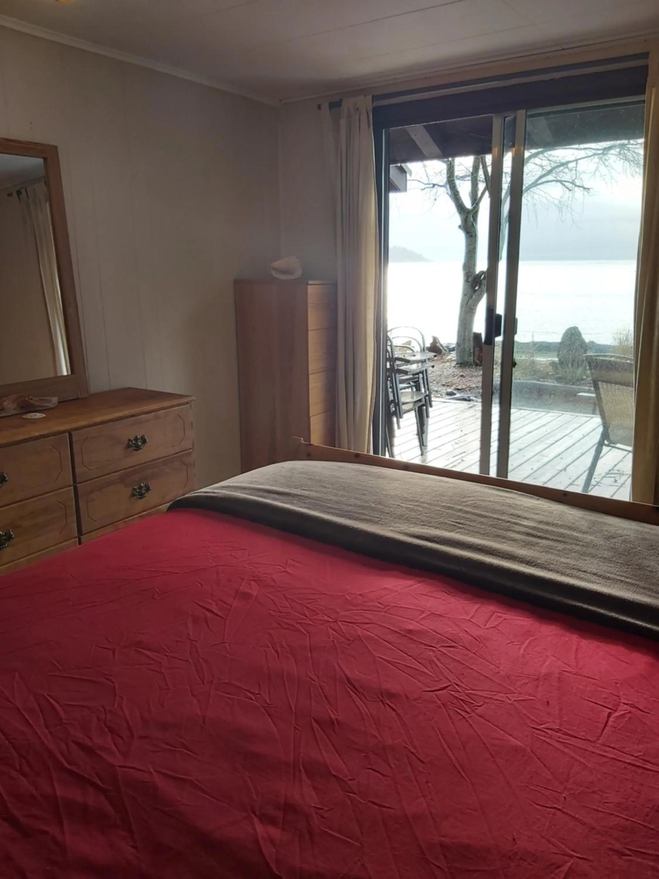 Bed in Halfmoon Haven Beach Cottage or Oceanview Suite
