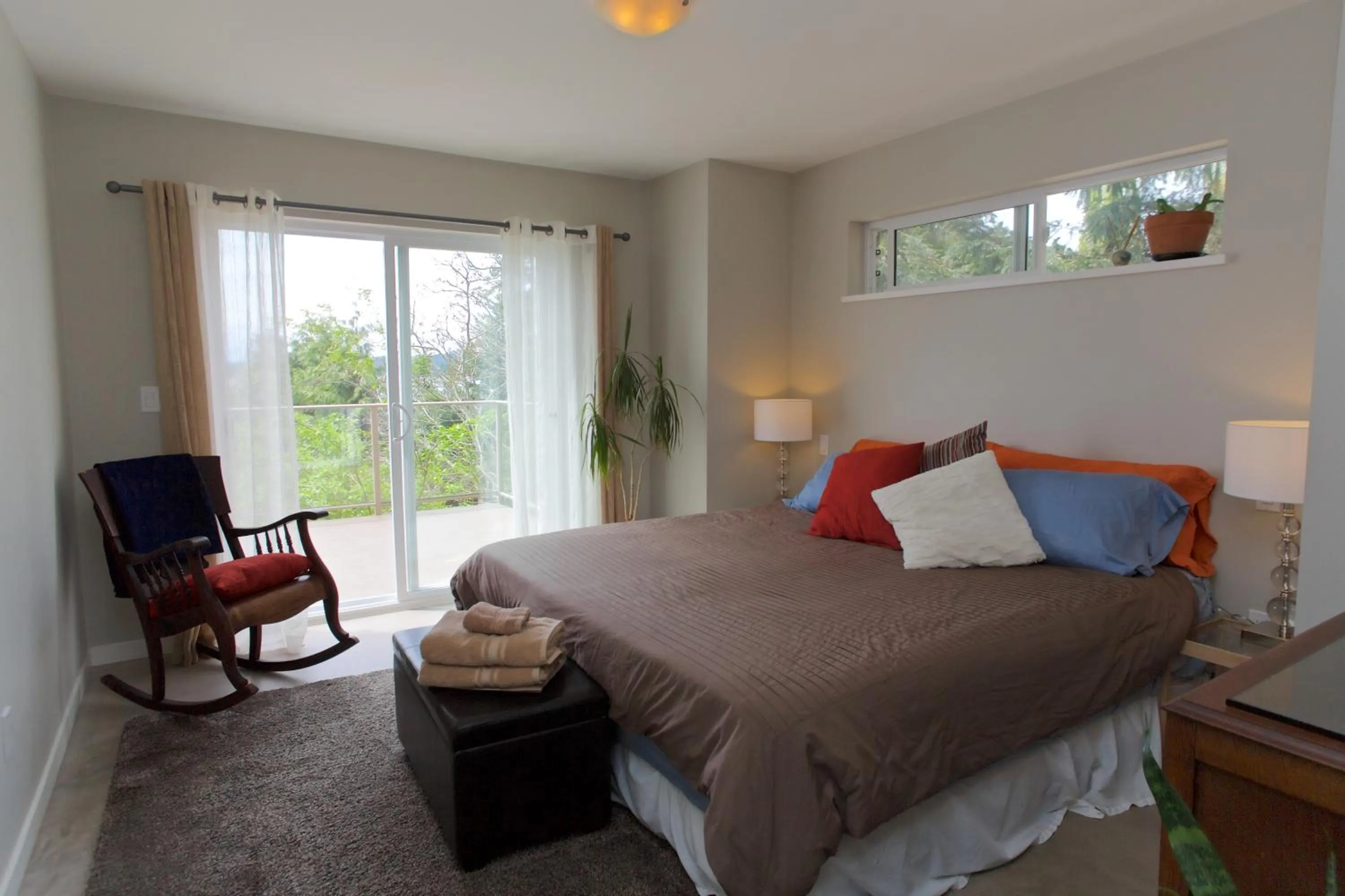 Bed in Halfmoon Haven Beach Cottage or Oceanview Suite