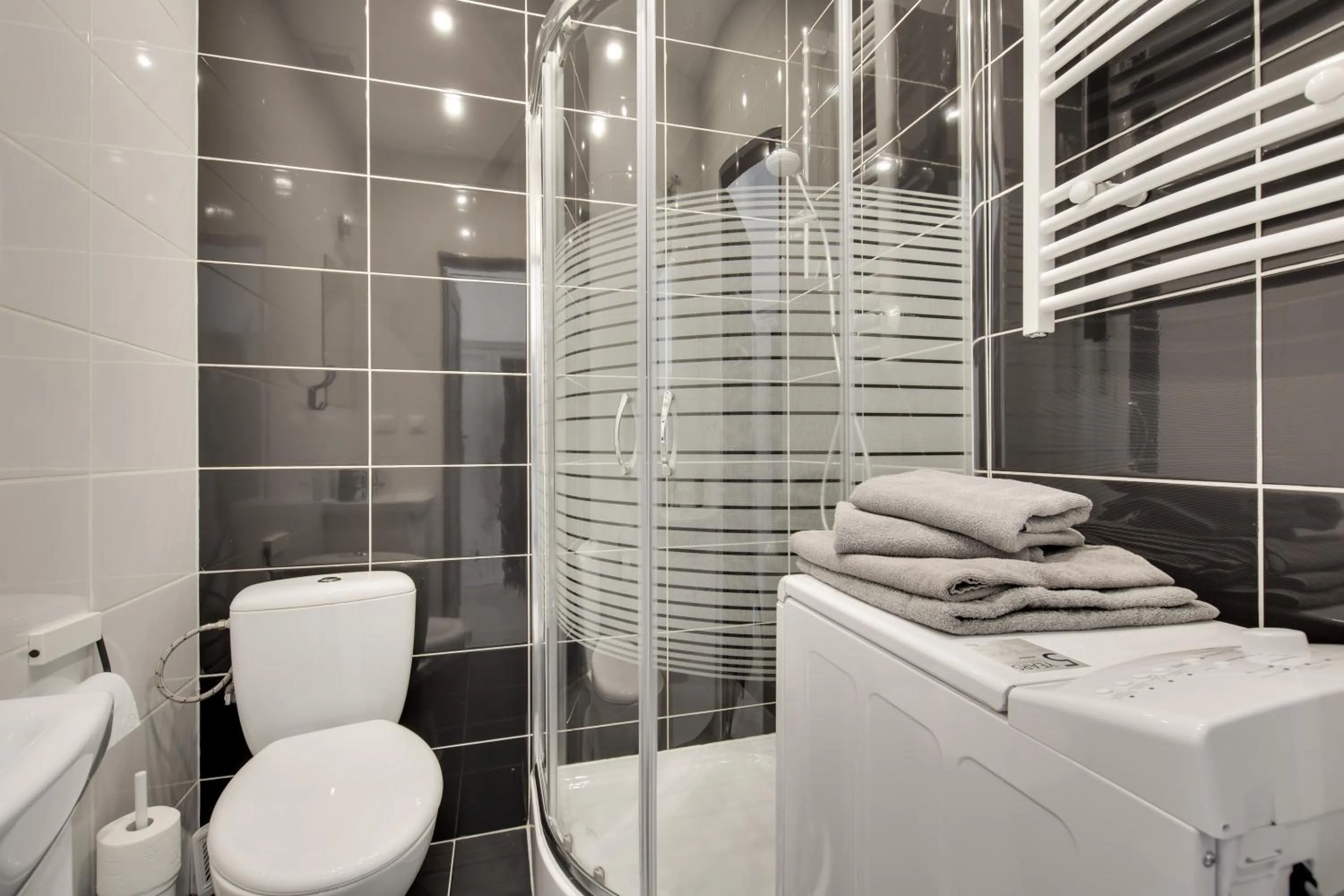Shower in KATO Apartamenty Centrum