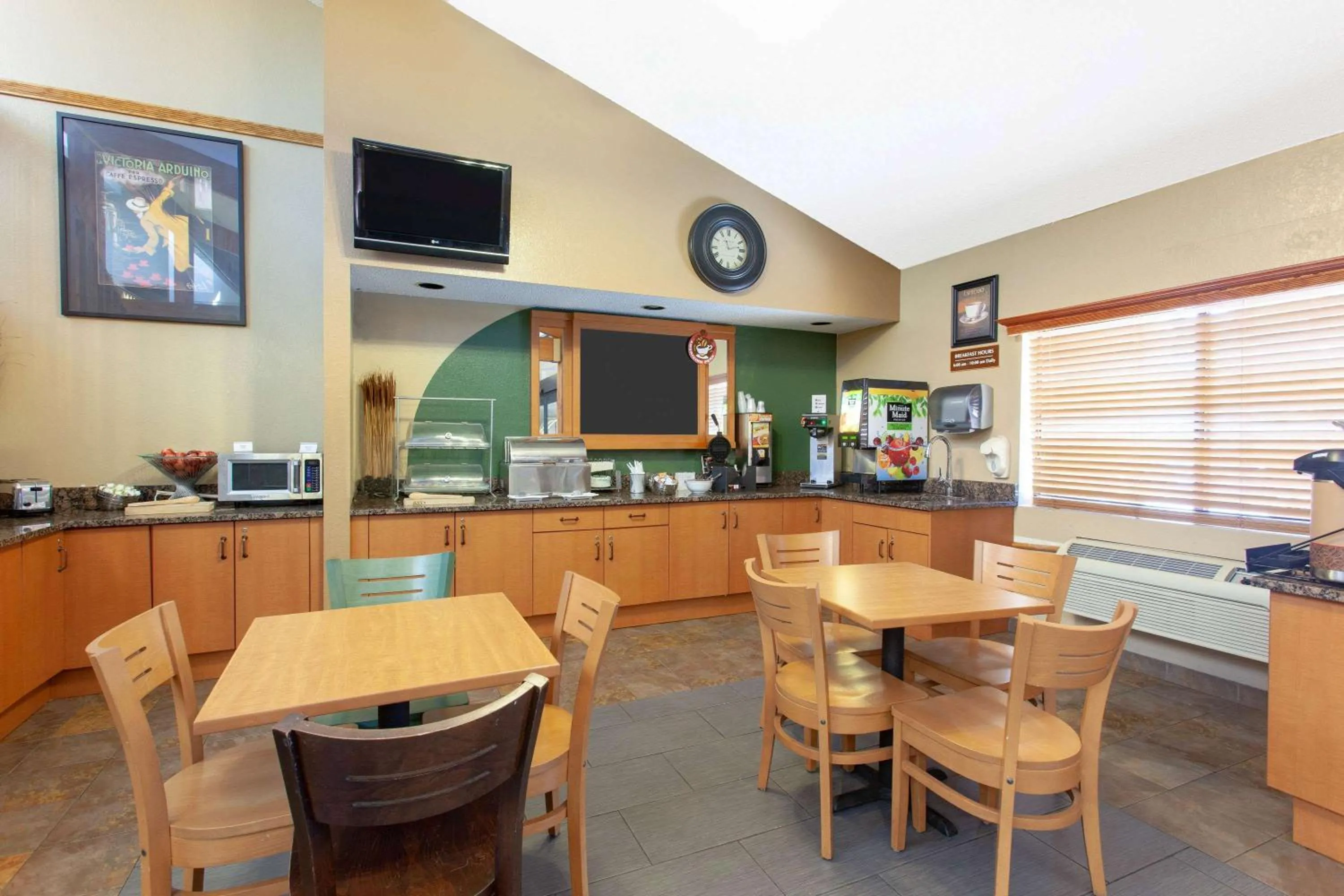 Restaurant/places to eat in AmericInn by Wyndham Ham Lake