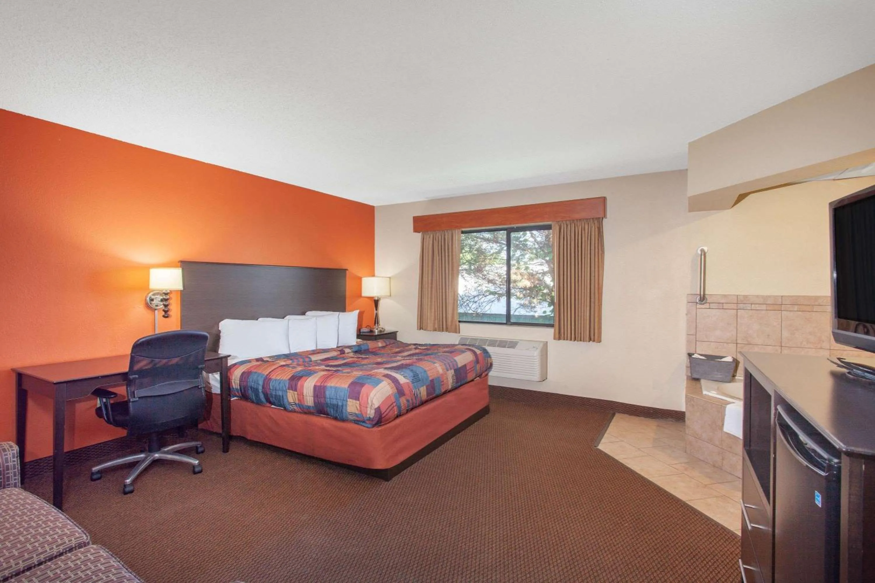 Photo of the whole room, Bed in AmericInn by Wyndham Ham Lake