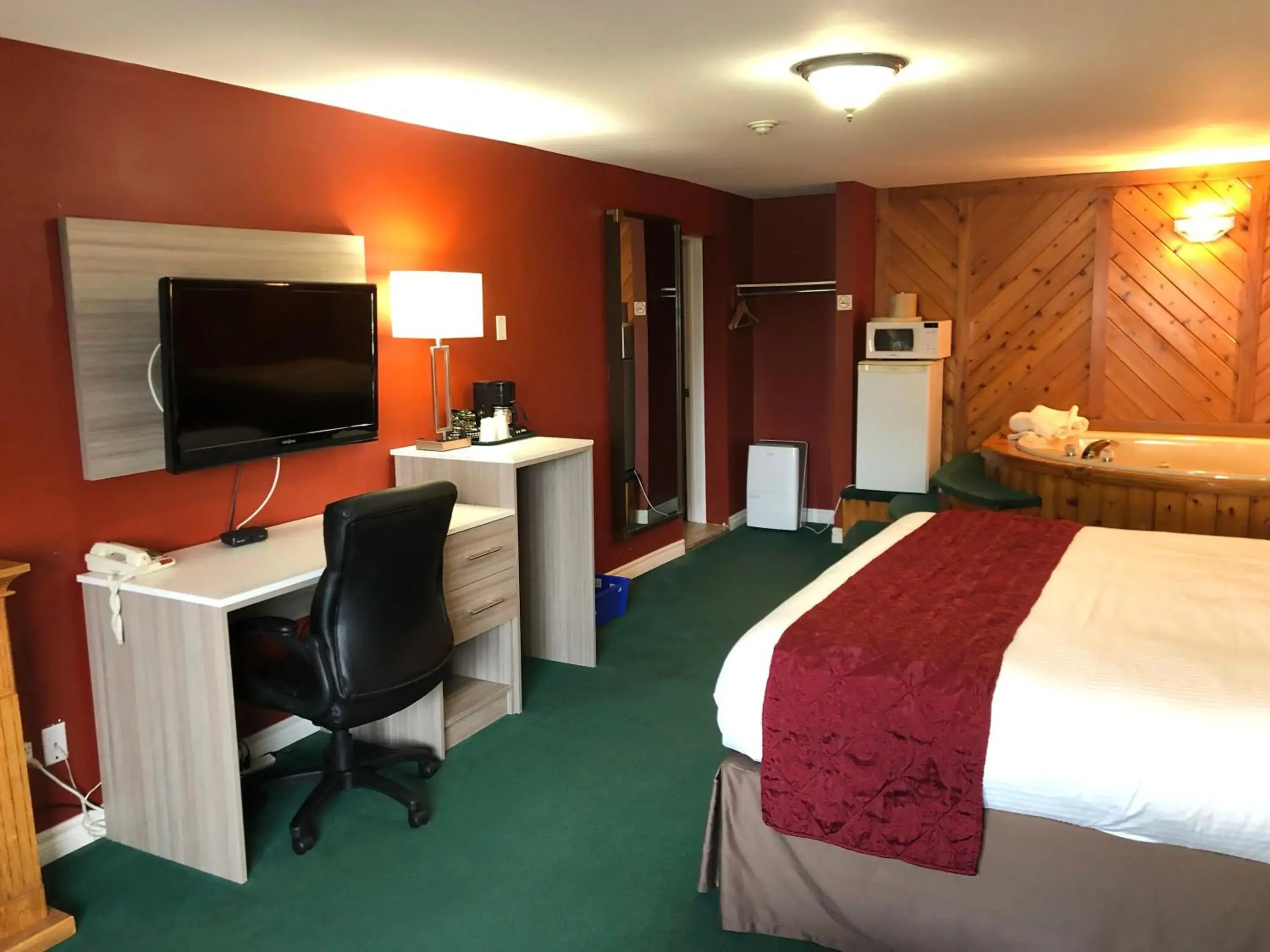 Hot Tub, Bed in Knights Inn Huntsville Hot Tub, Bed in Knights Inn Huntsville