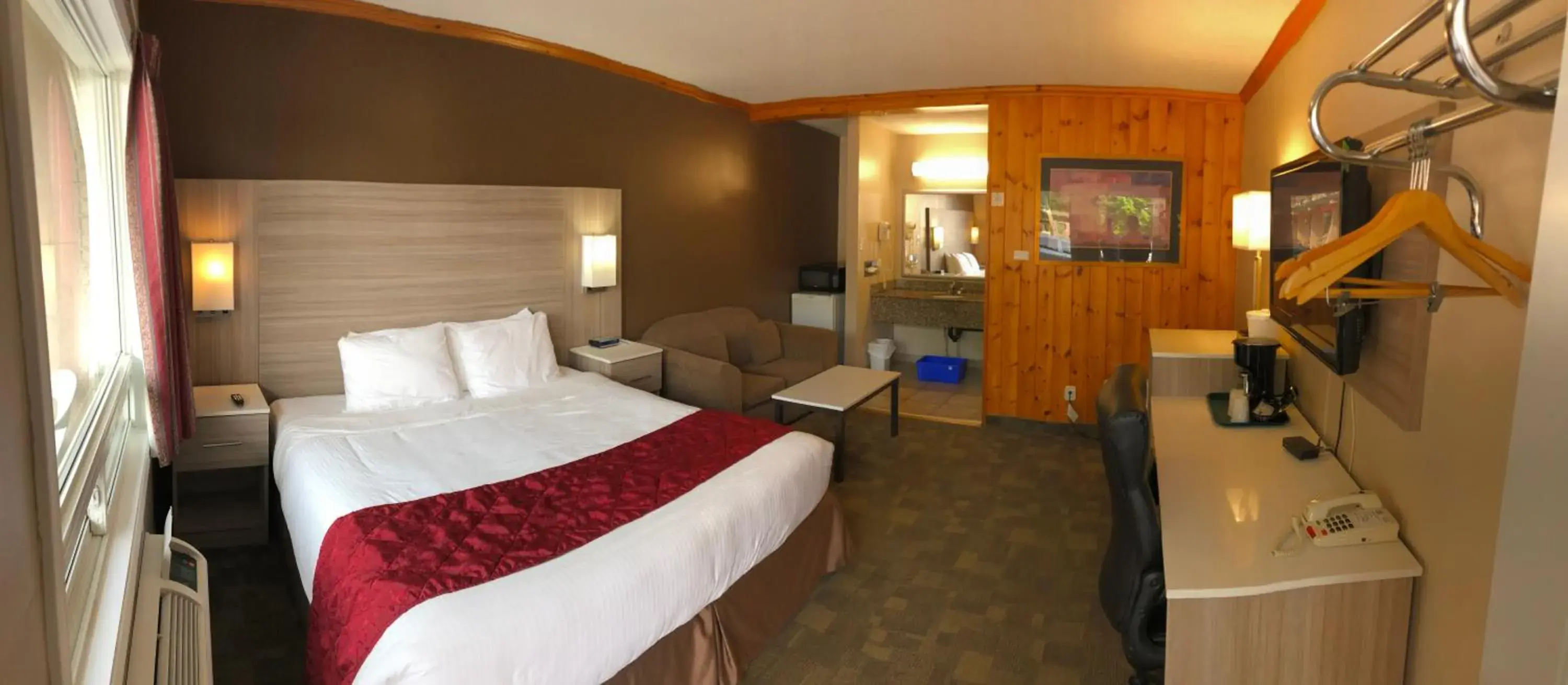 Bed in Knights Inn Huntsville Bed in Knights Inn Huntsville