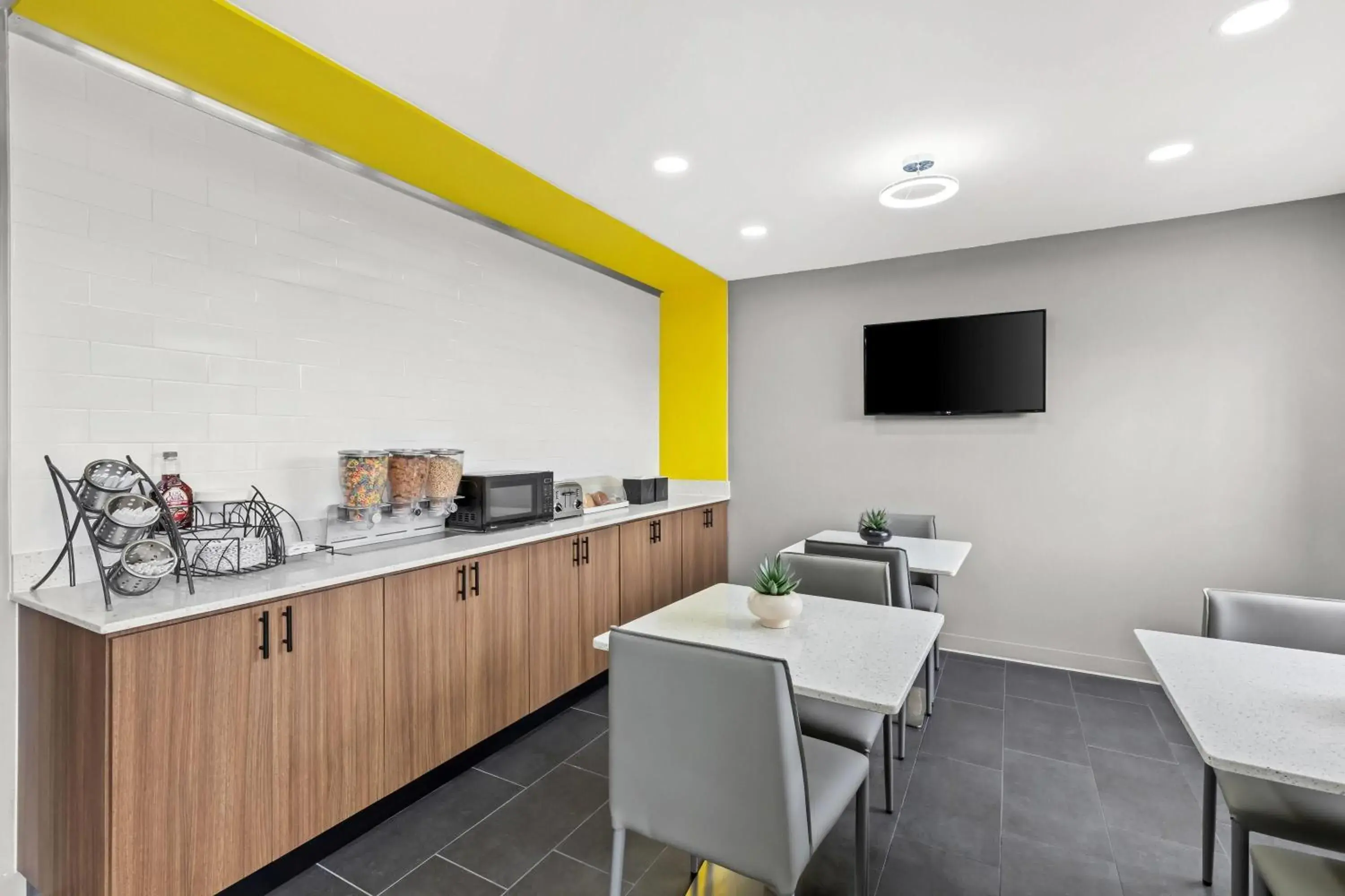 Restaurant/places to eat in Microtel Inn & Suites by Wyndham Norcross Restaurant/places to eat in Microtel Inn & Suites by Wyndham Norcross