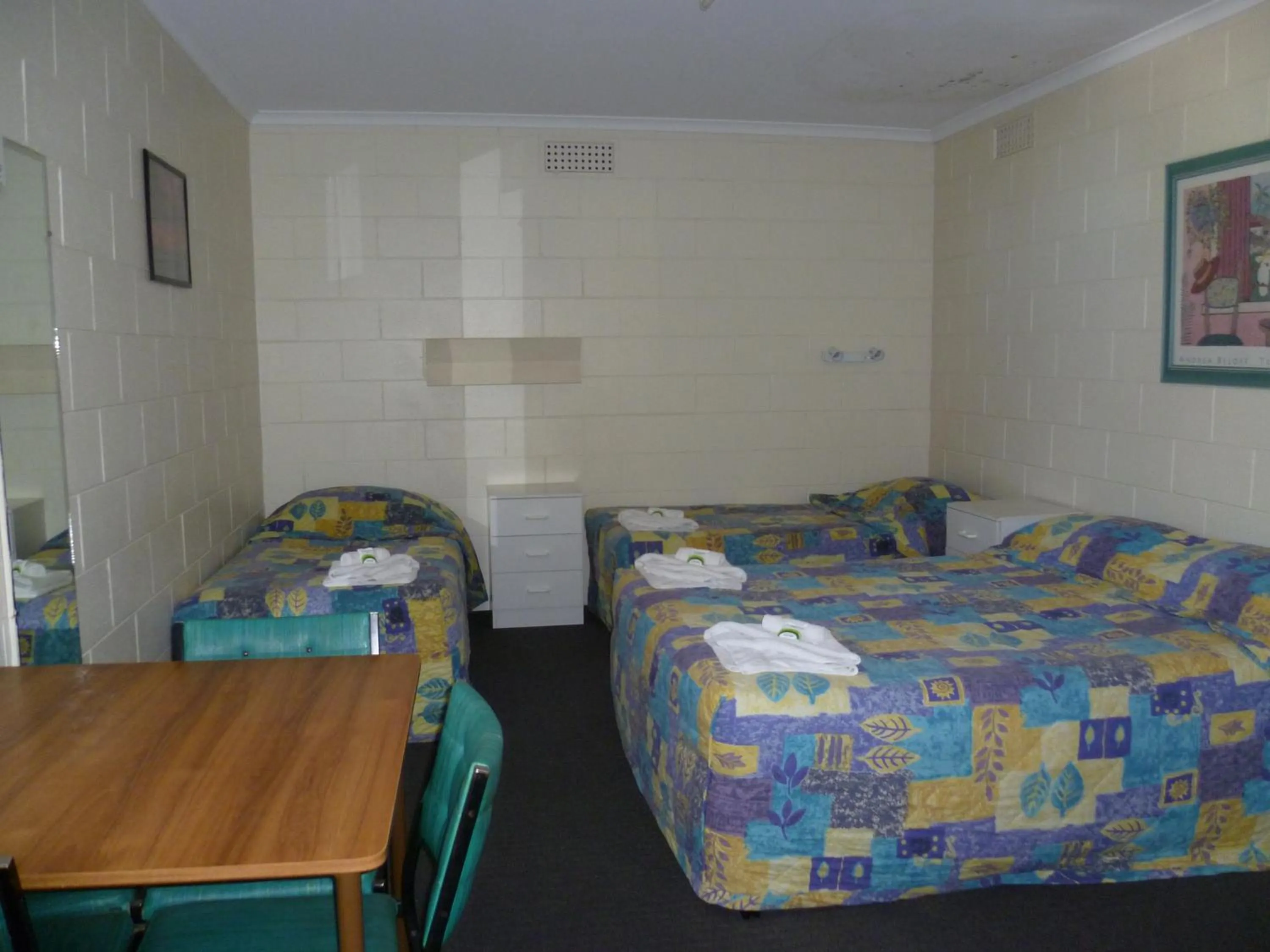 Property building, Bed in Norfolk Motor Inn