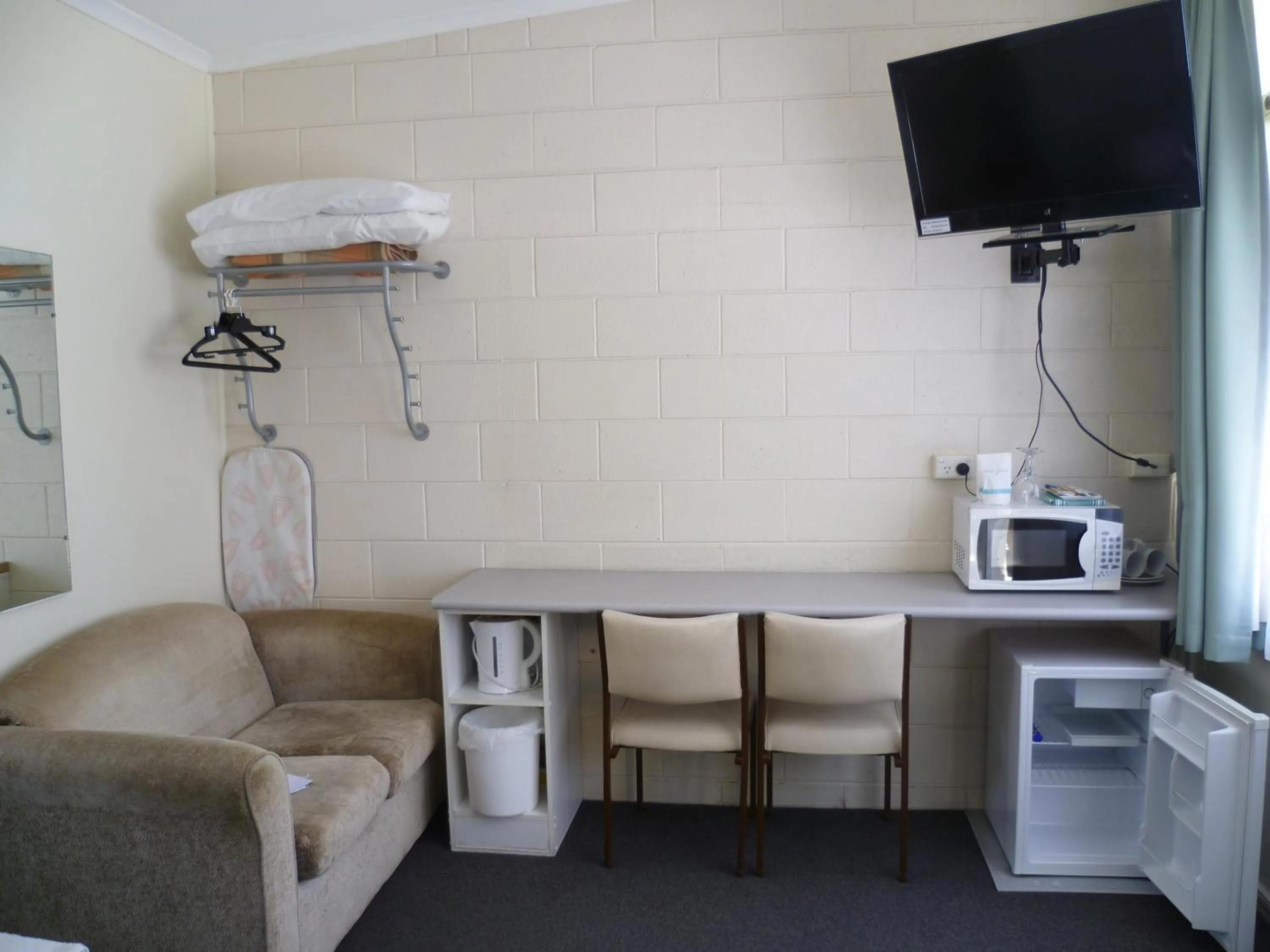 Seating area in Norfolk Motor Inn