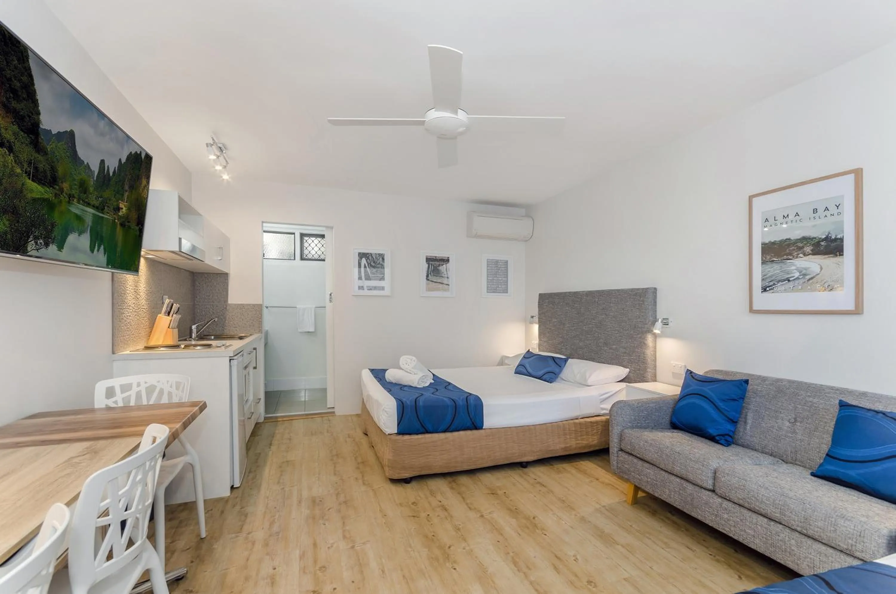 Bed in Beach House Motel