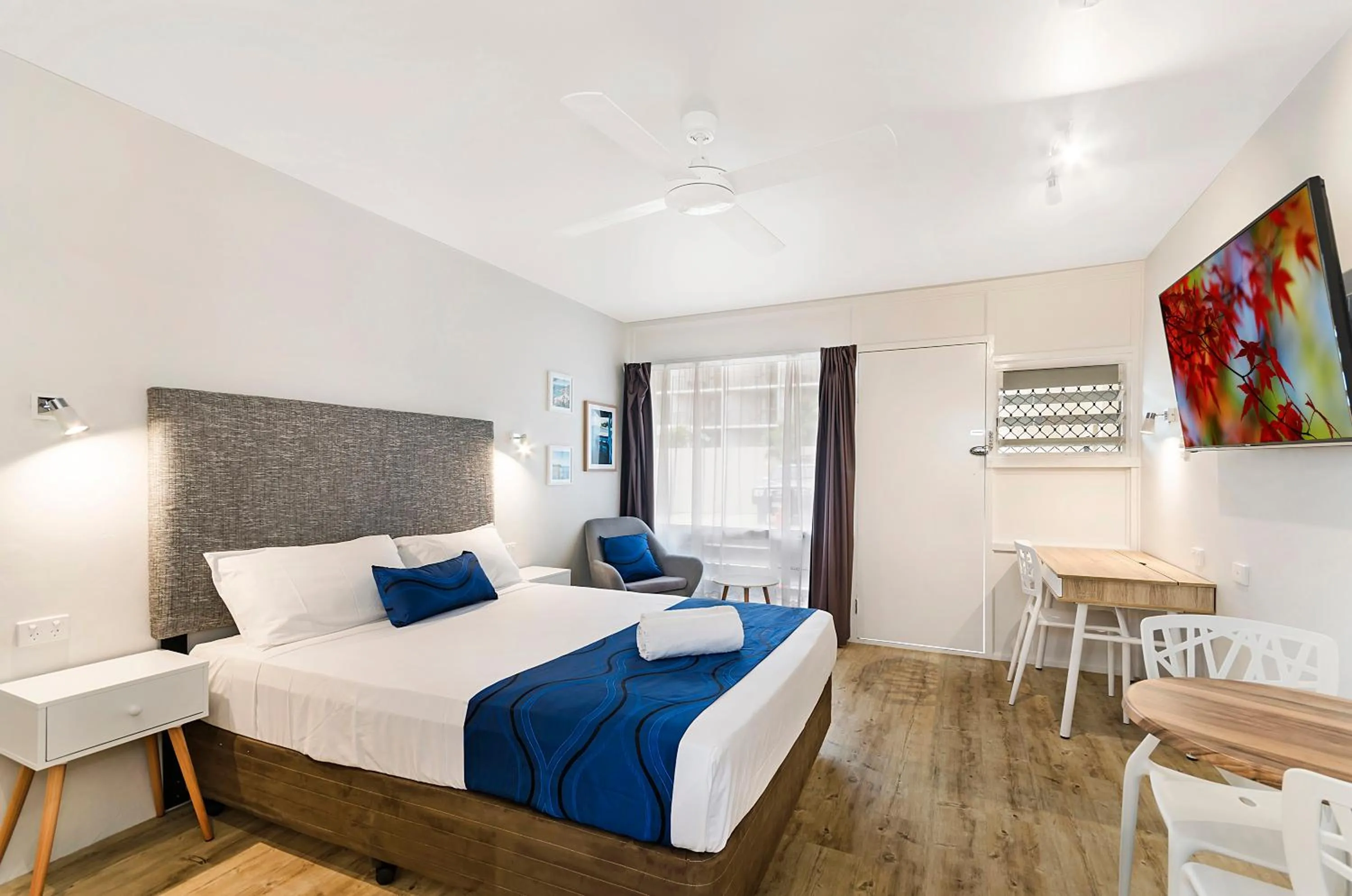 Bed in Beach House Motel