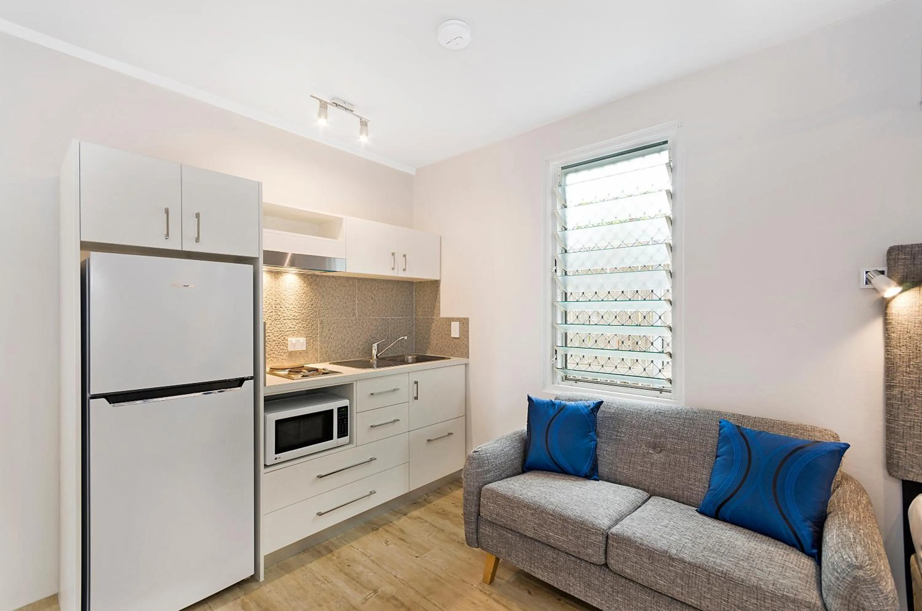 Kitchen or kitchenette in Beach House Motel