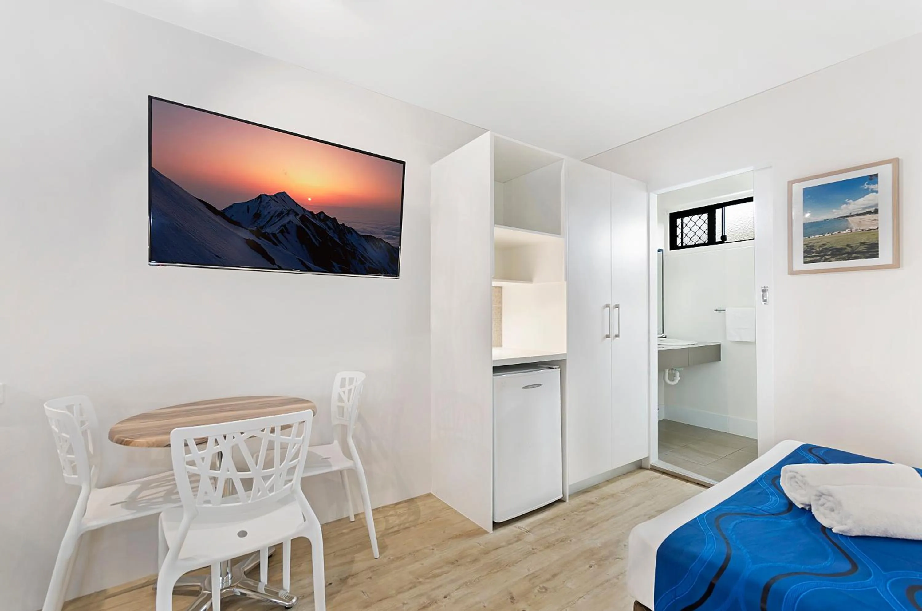 Dining area, Bed in Beach House Motel