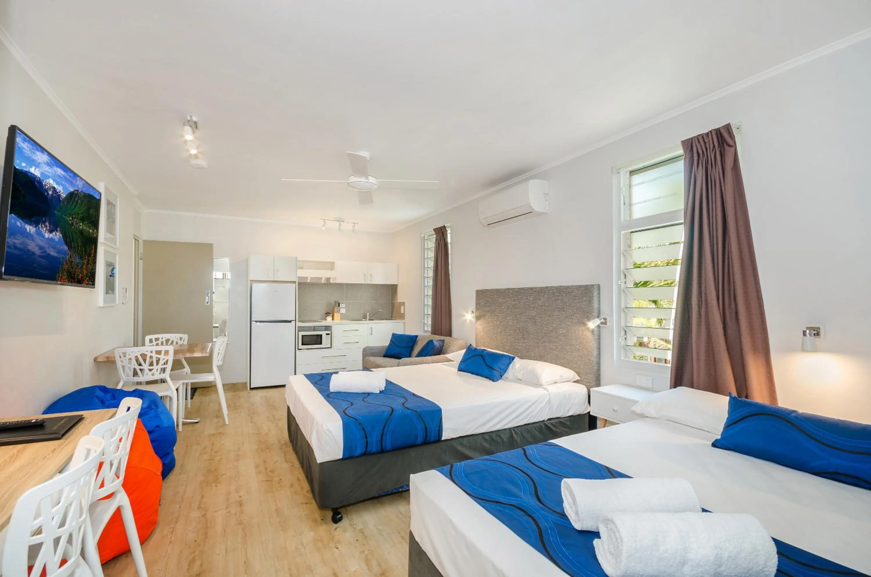 Photo of the whole room, Bed in Beach House Motel