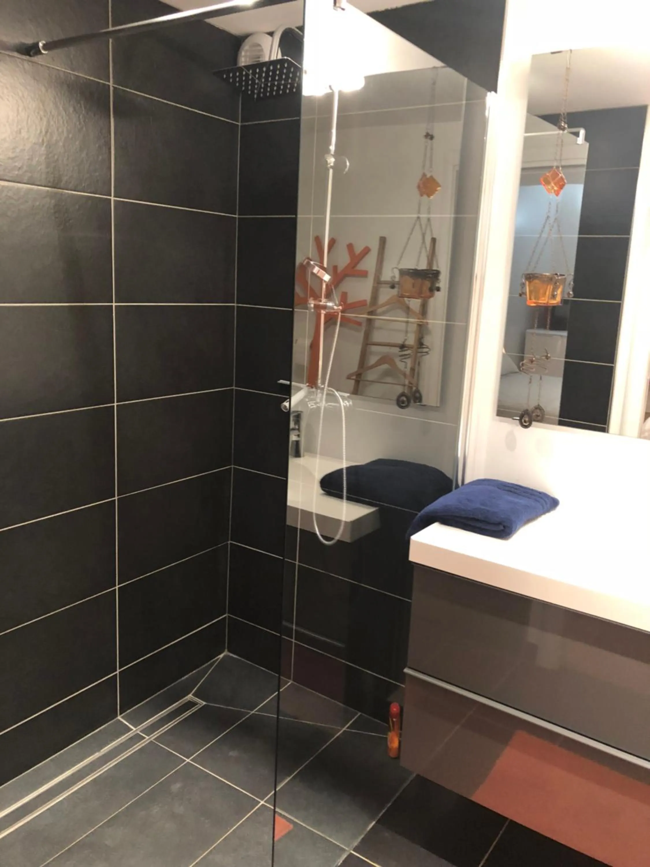 Shower in les CRAYS de LÉVIGNY