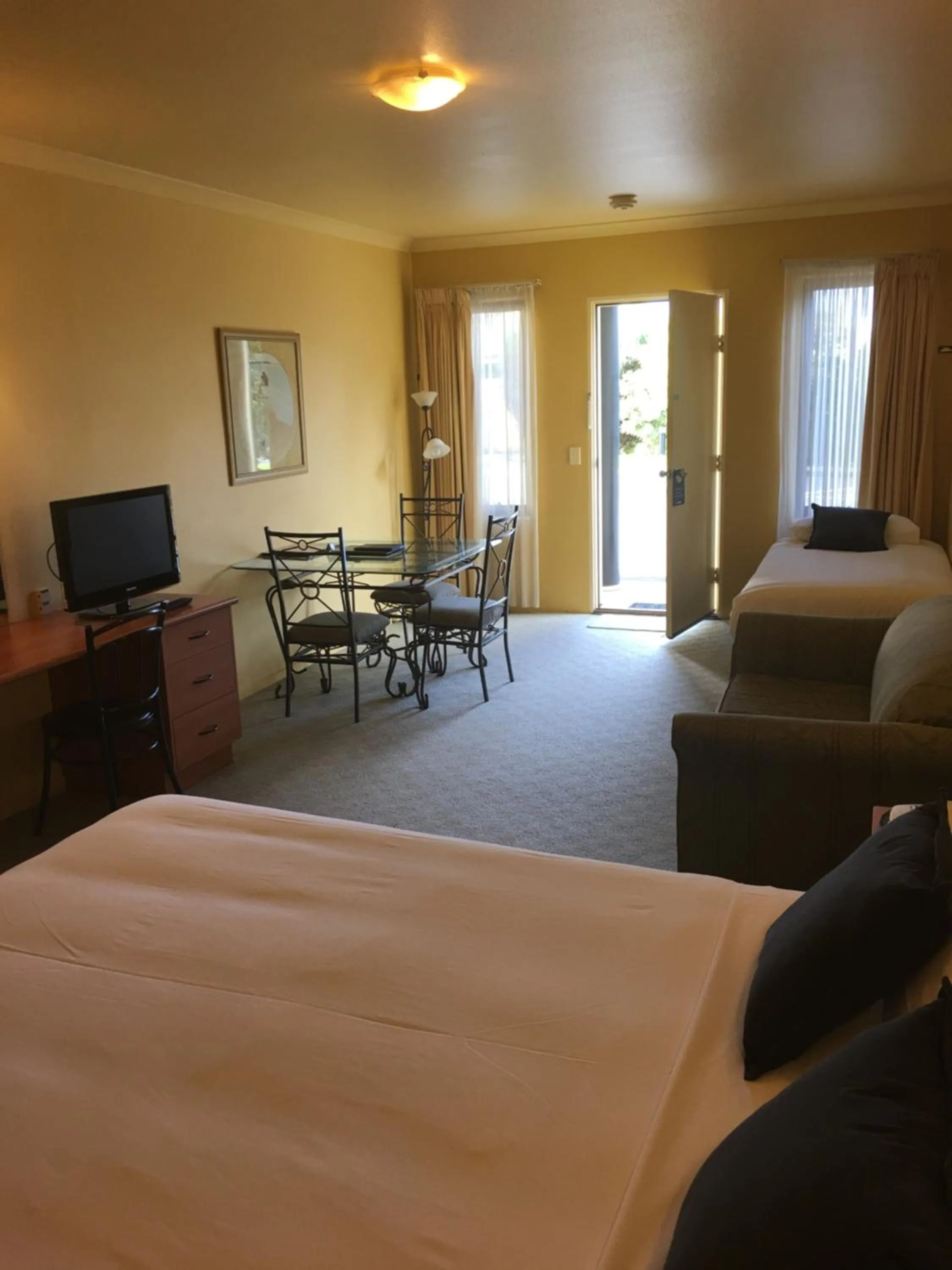 Photo of the whole room, Seating Area in Hopkins House Motel and Apartments