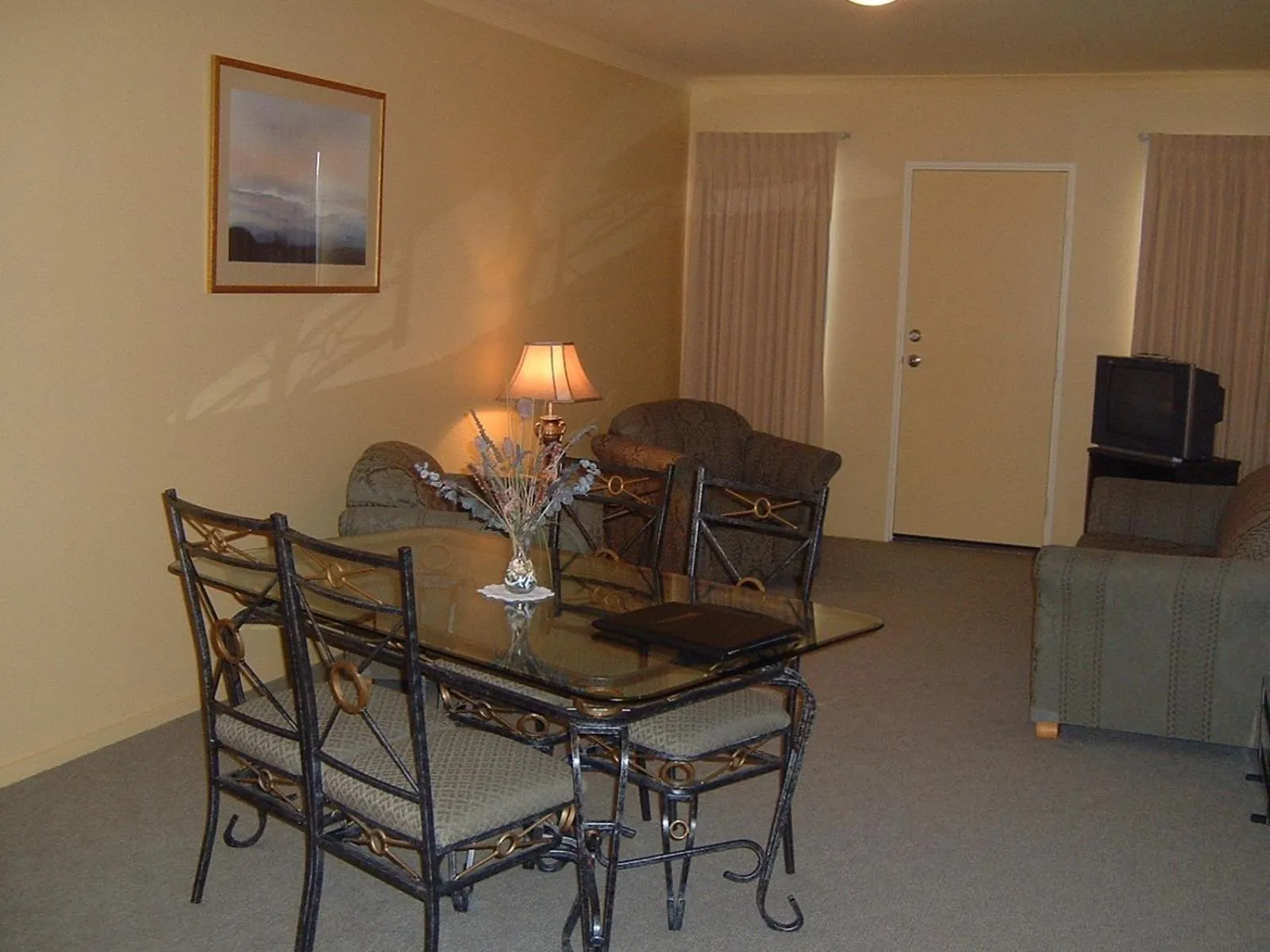Photo of the whole room, Seating Area in Hopkins House Motel and Apartments