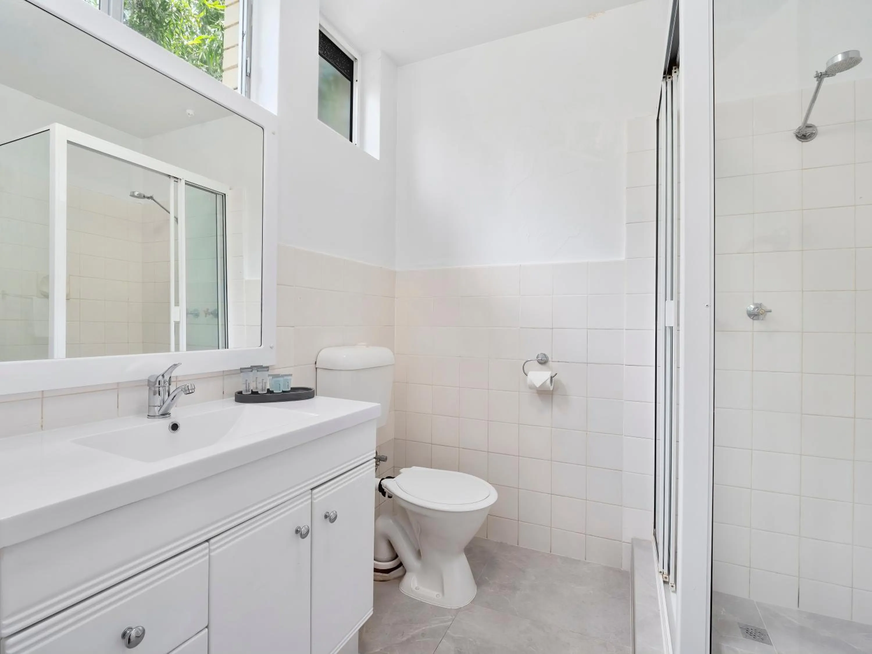 Shower in The Robert Towns