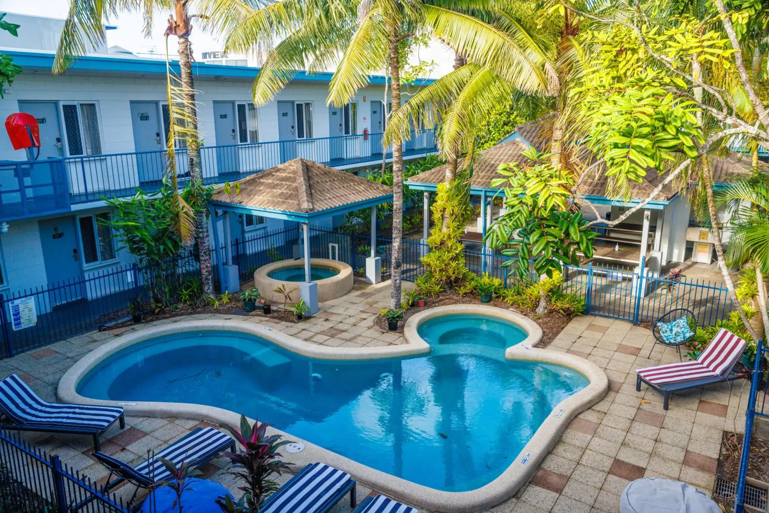 Swimming pool in YHA Cairns Central Swimming pool in YHA Cairns Central