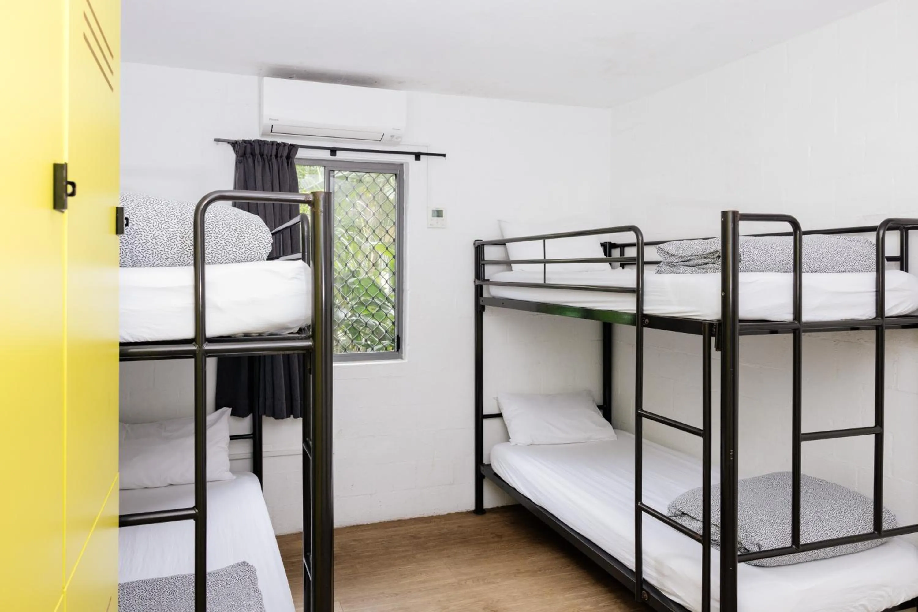 Bedroom, Bed in YHA Byron Bay