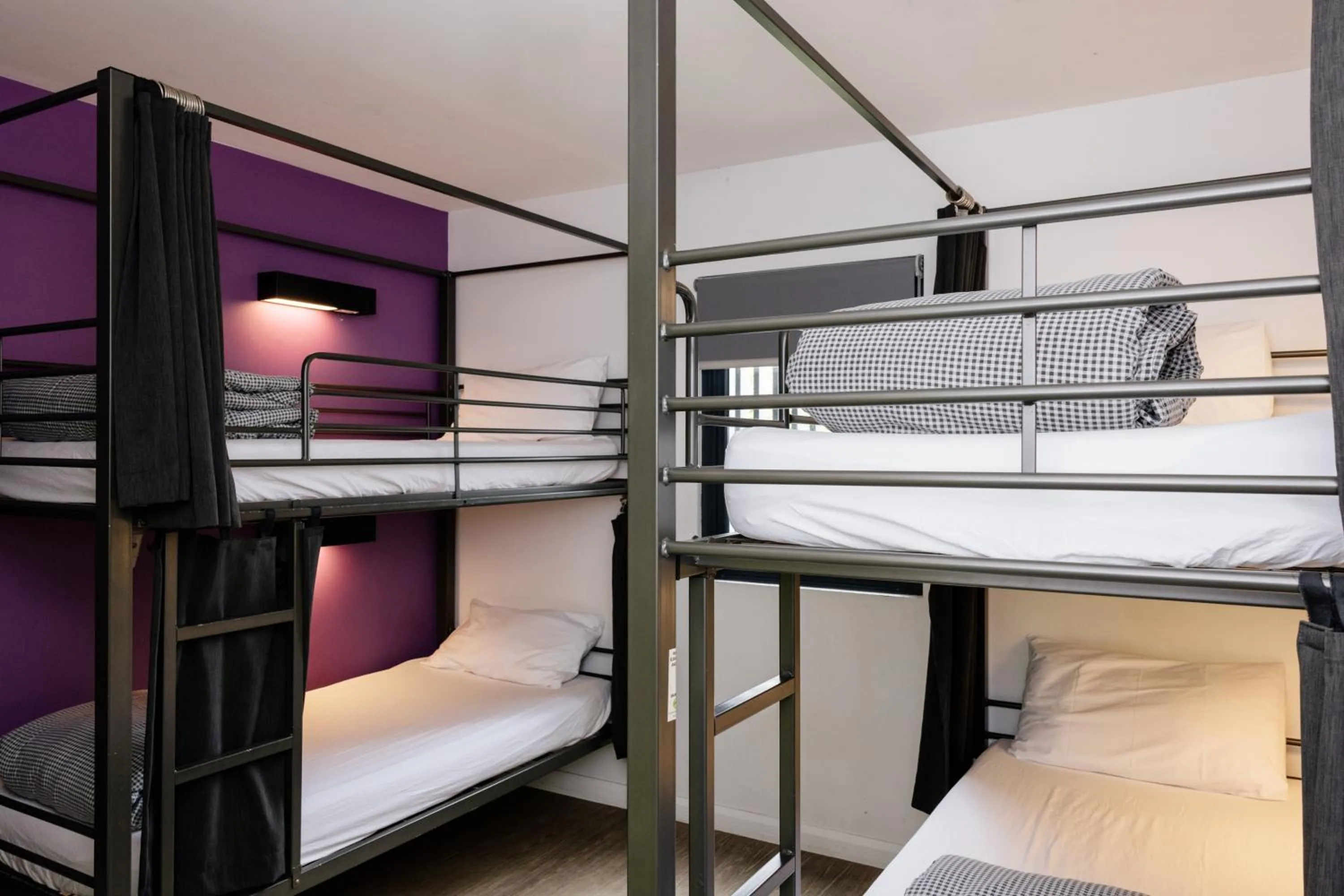 Bedroom, Bed in YHA Byron Bay