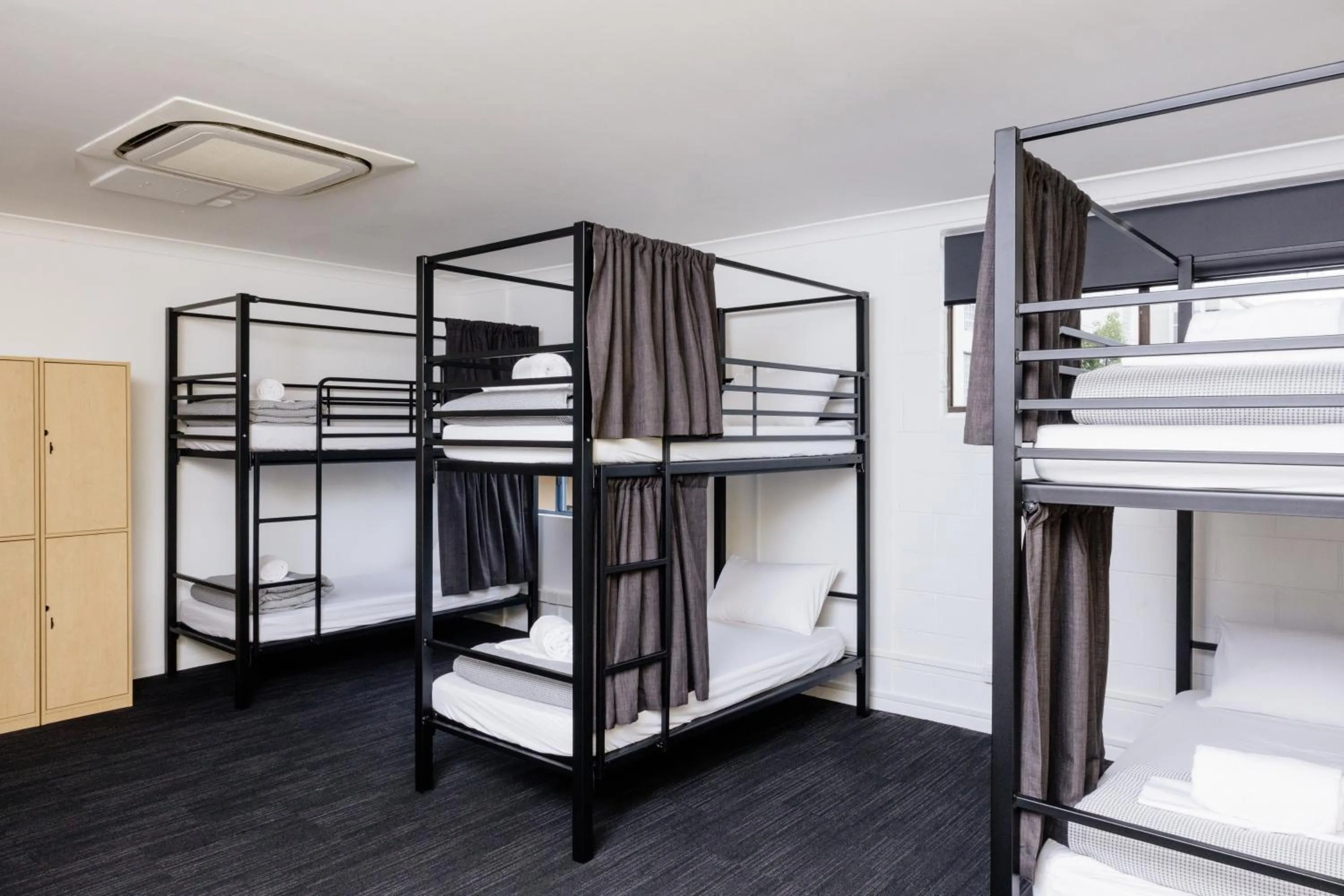 Bedroom, Bed in YHA Byron Bay