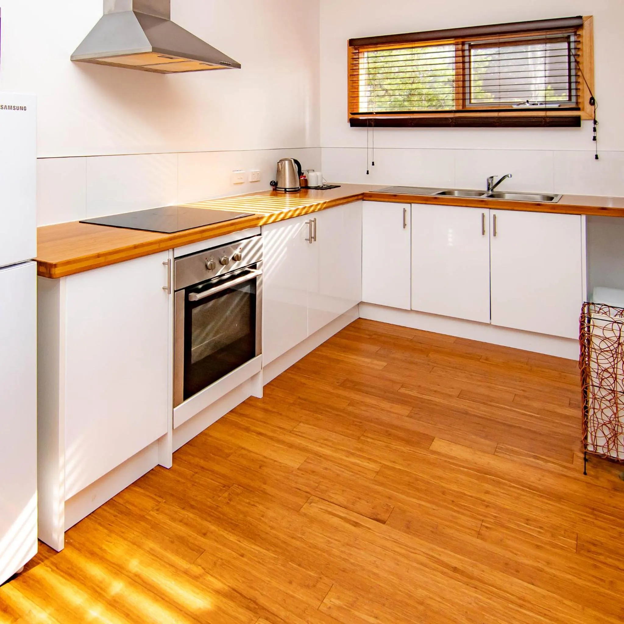 Kitchen or kitchenette in Lake St Clair Lodge