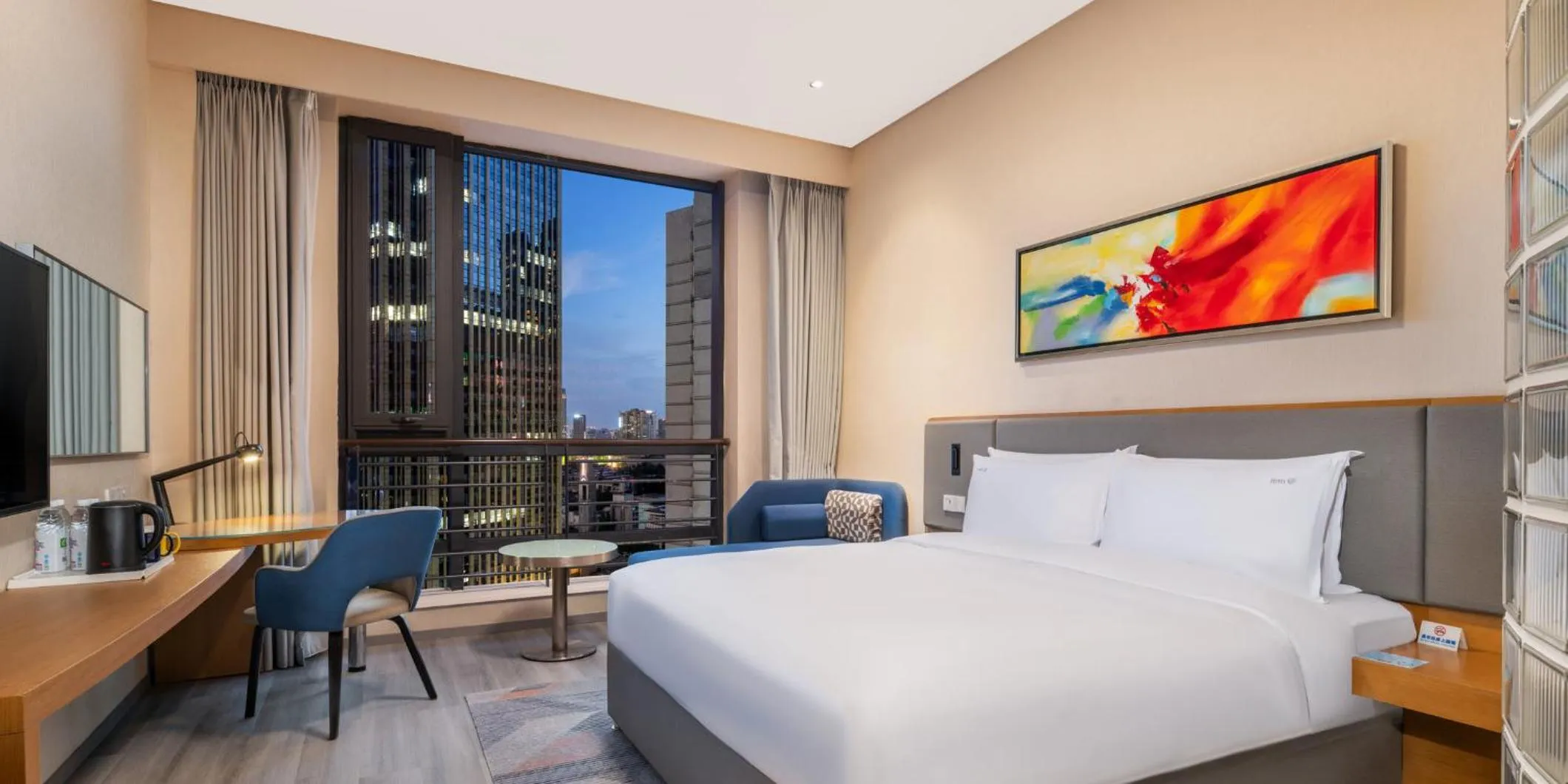 Photo of the whole room, Bed in Holiday Inn Express Chengdu Gulou