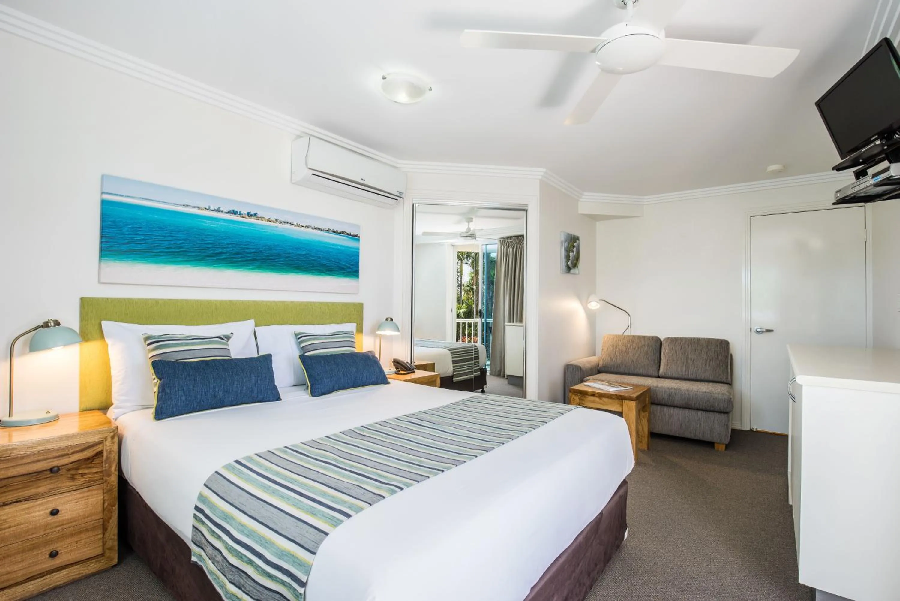 Balcony/Terrace, Bed in Watermark Resort Caloundra