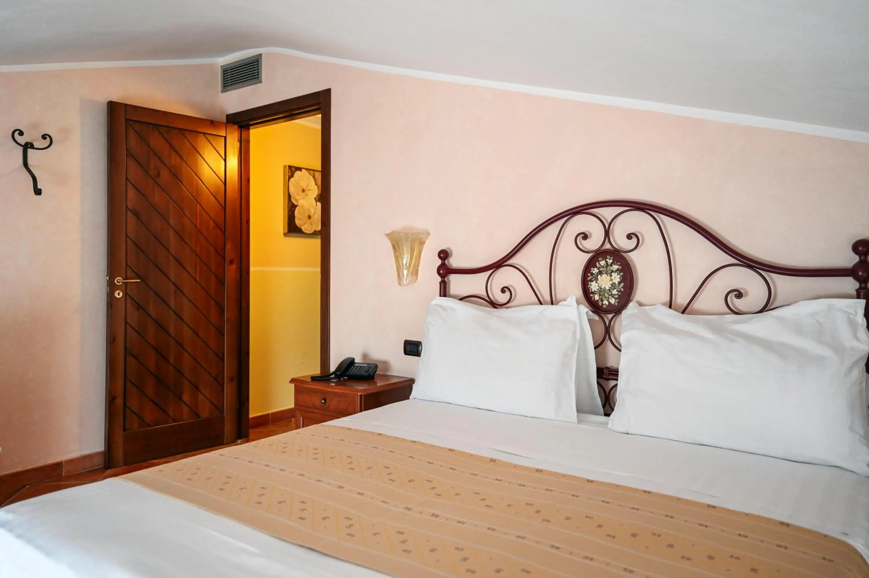 Bed in Hotel Palazzo Krataiis