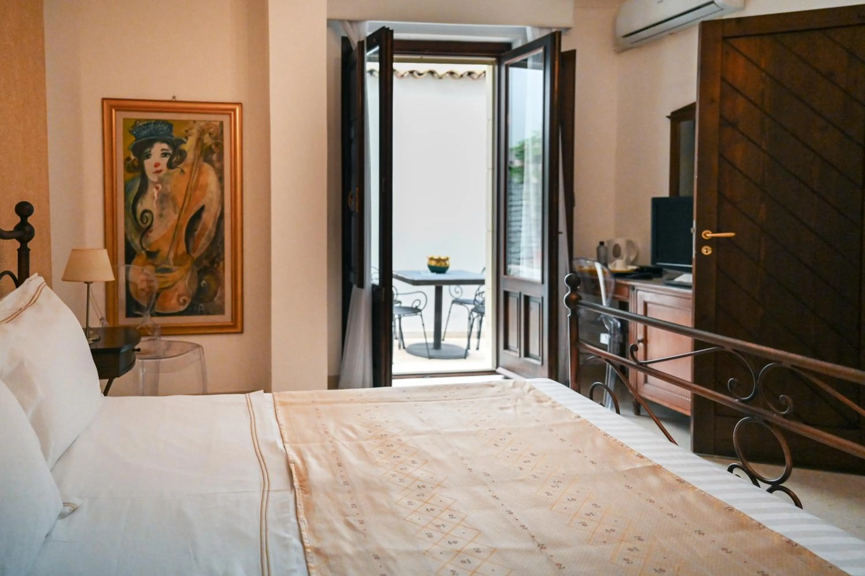 Bed in Hotel Palazzo Krataiis