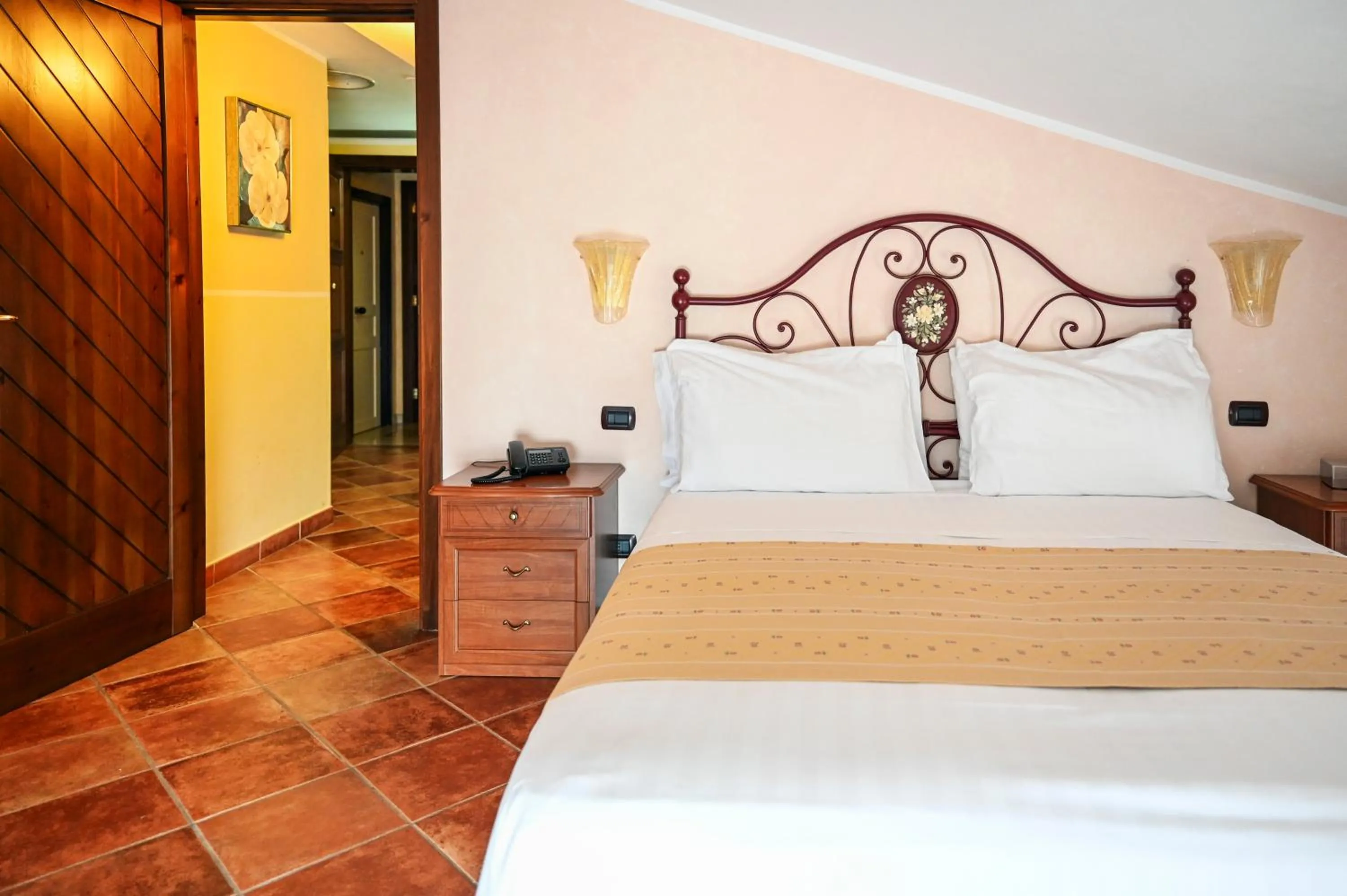 Bed in Hotel Palazzo Krataiis