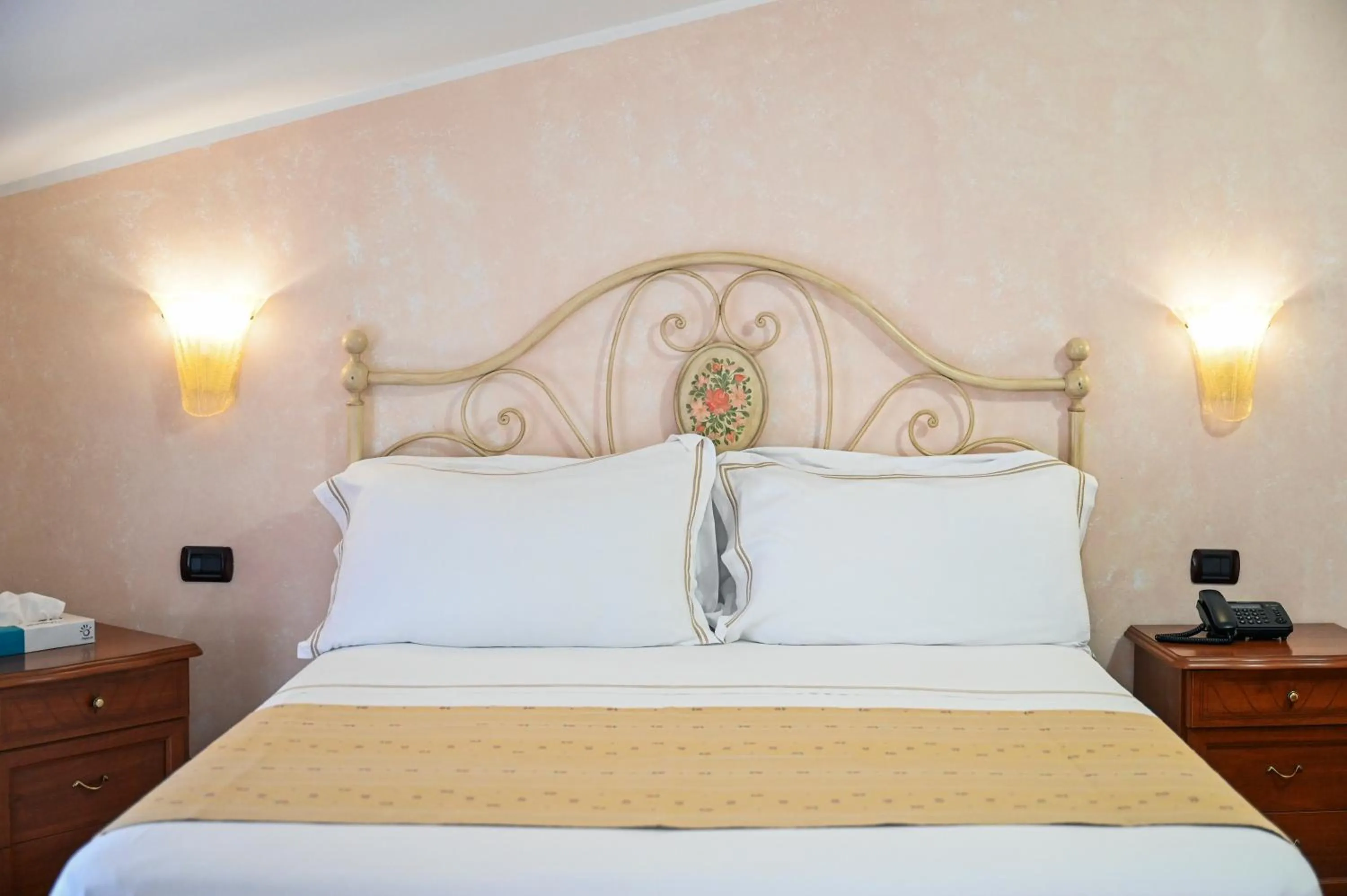 Bed in Hotel Palazzo Krataiis