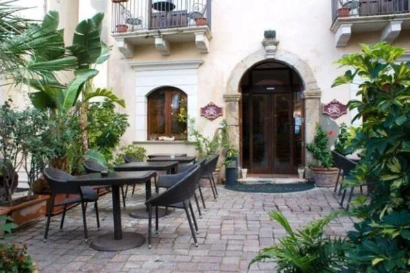 Restaurant/places to eat in Hotel Palazzo Krataiis