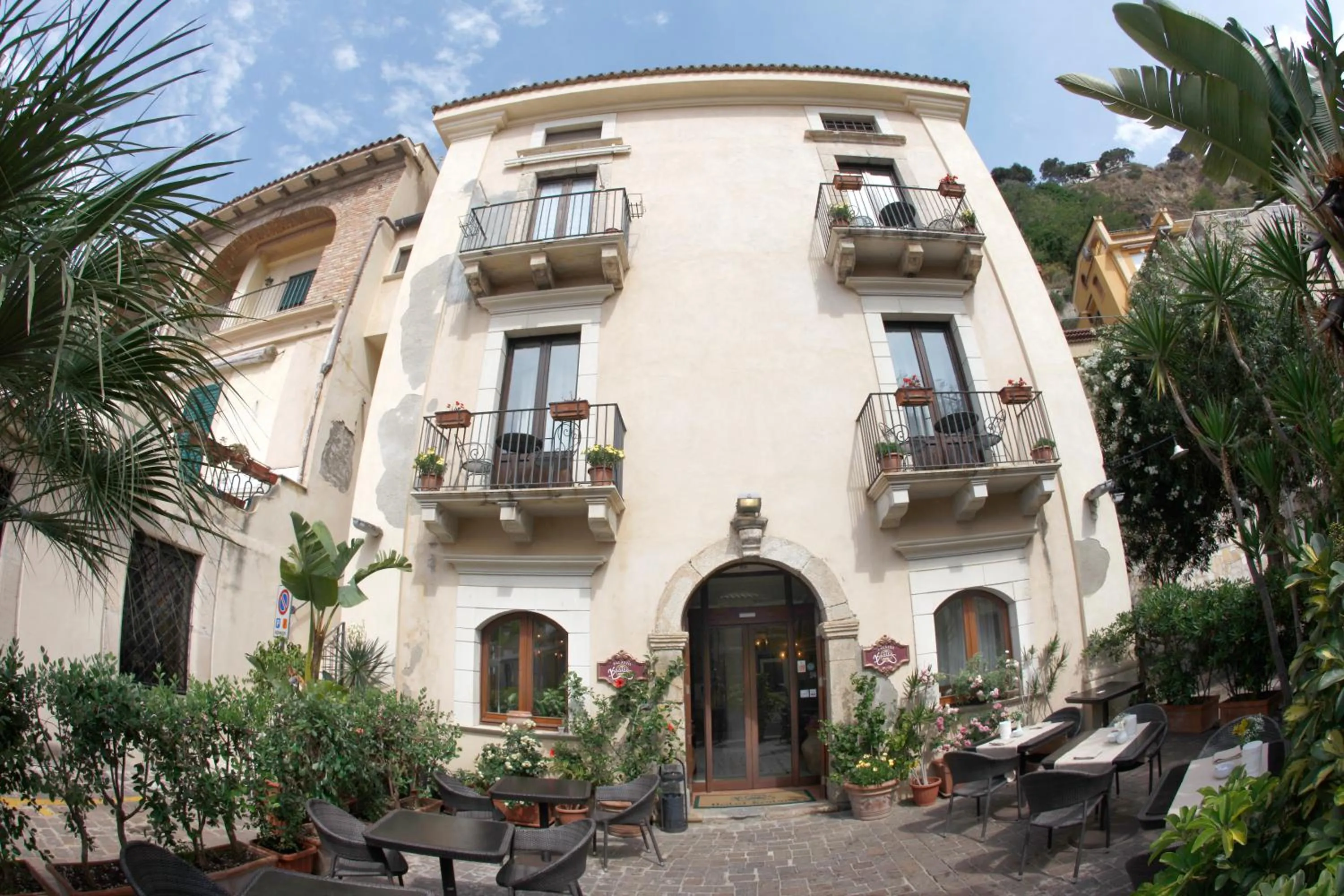 Property building in Hotel Palazzo Krataiis