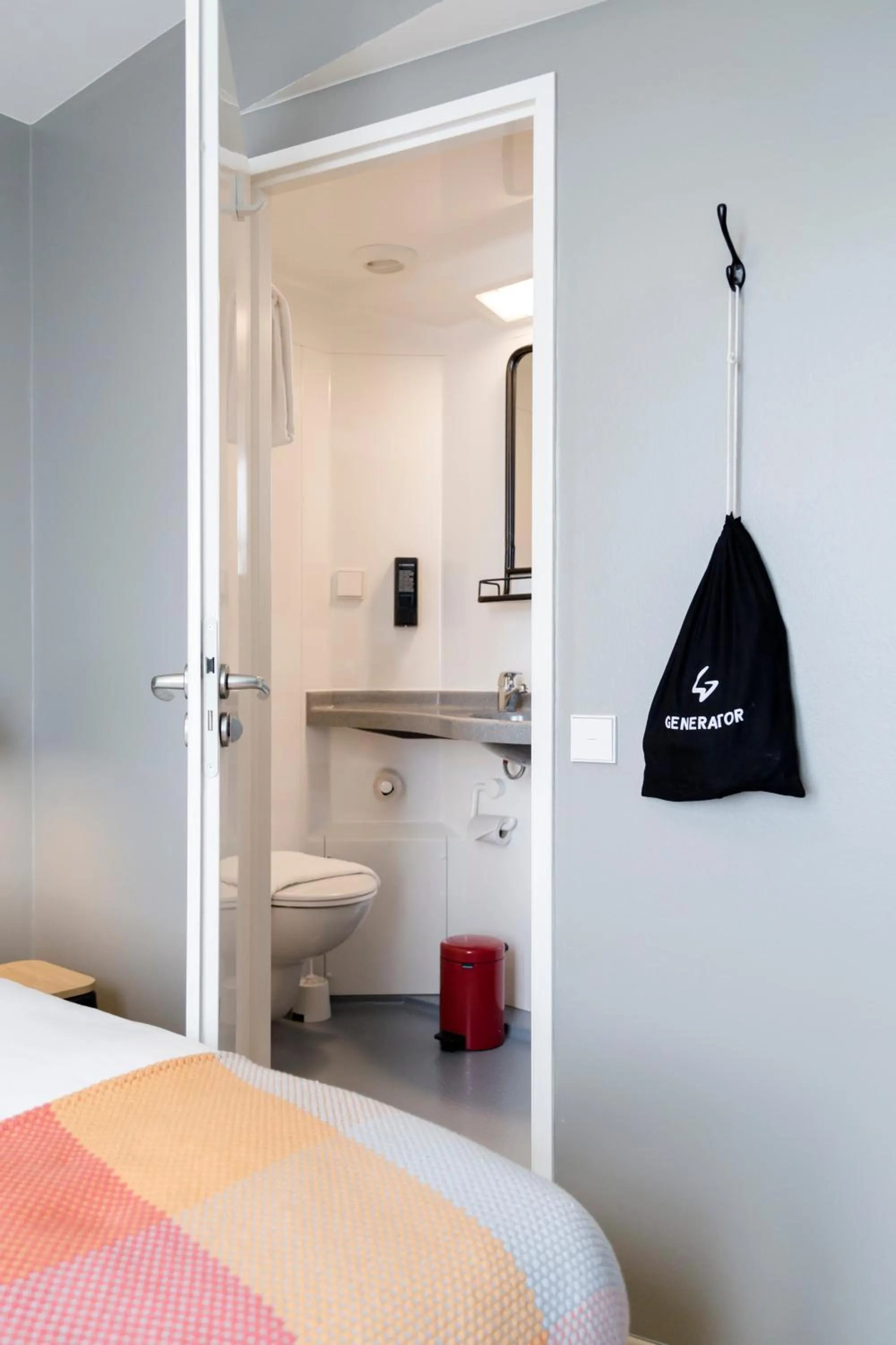 Bathroom, Bed in Generator Hamburg