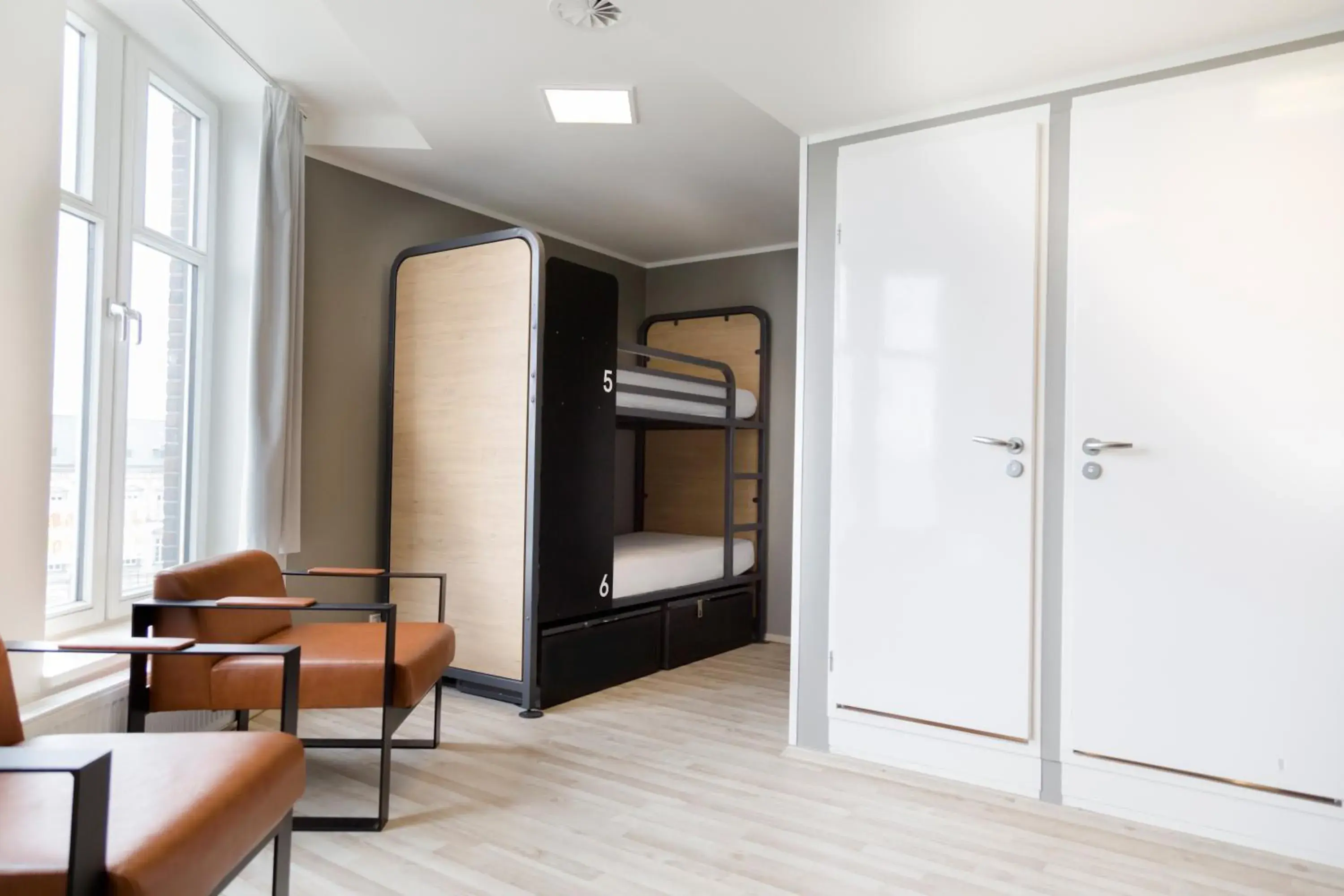 6-Bed Room with Private Bathroom in Generator Hamburg 6-Bed Room with Private Bathroom in Generator Hamburg