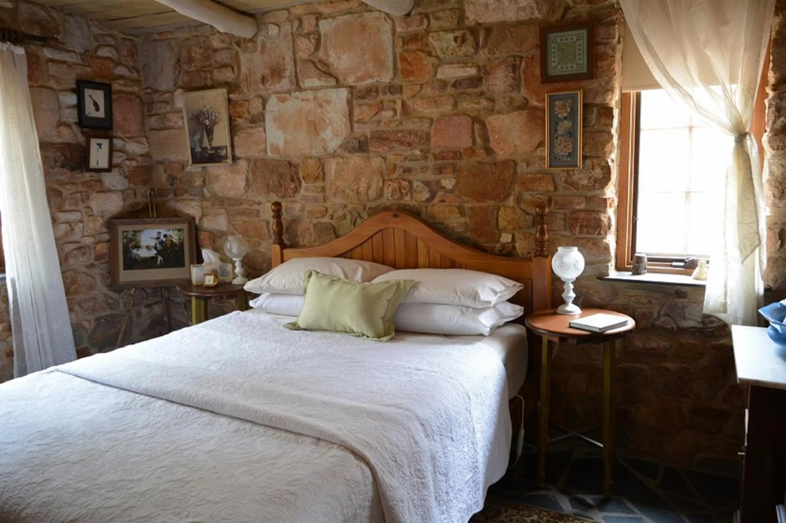 Bedroom, Bed in Trestrail Cottage Accommodation