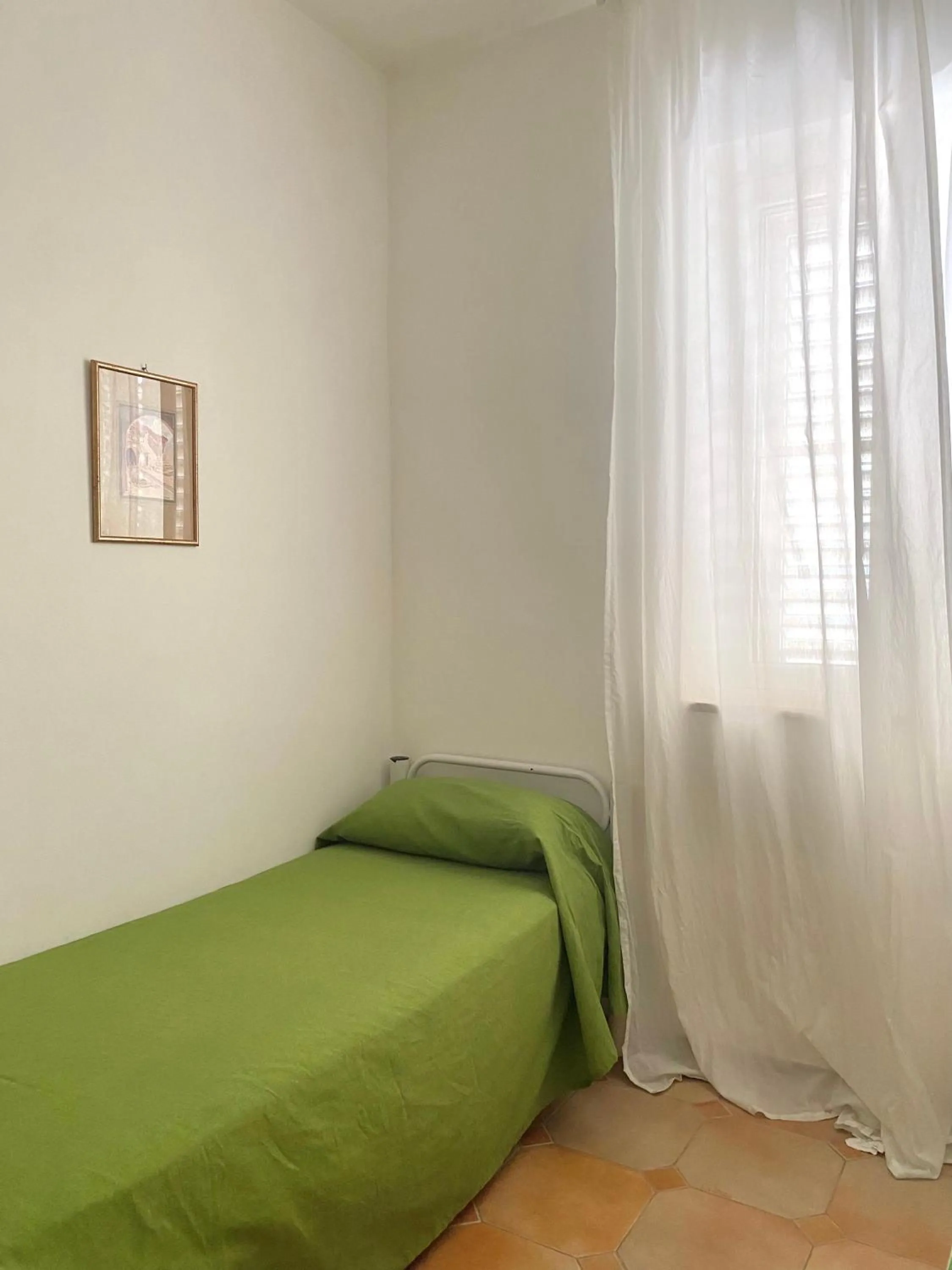 fireplace, Bed in Villa Marhù
