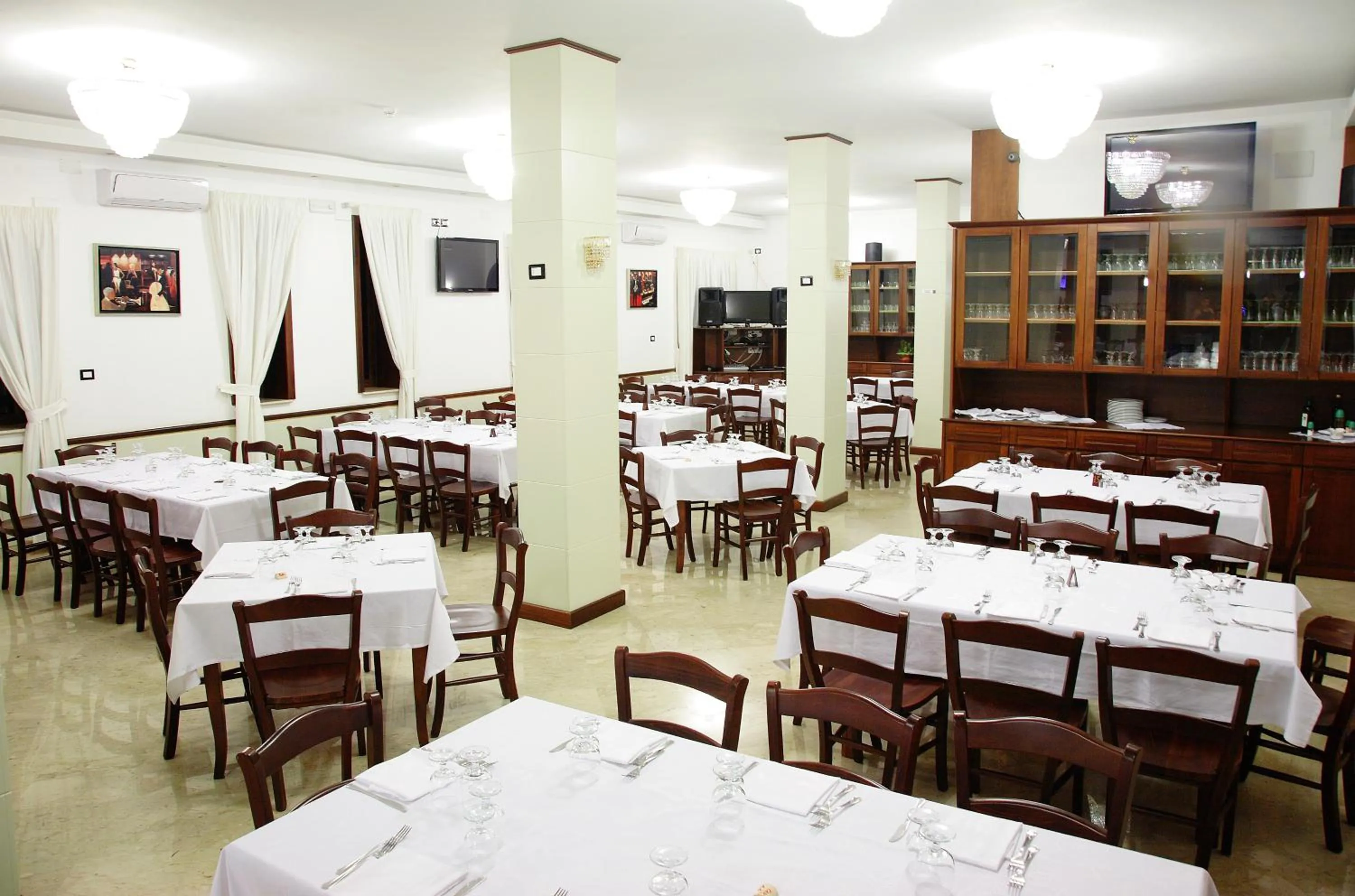 Restaurant/places to eat in Hotel Insonnia
