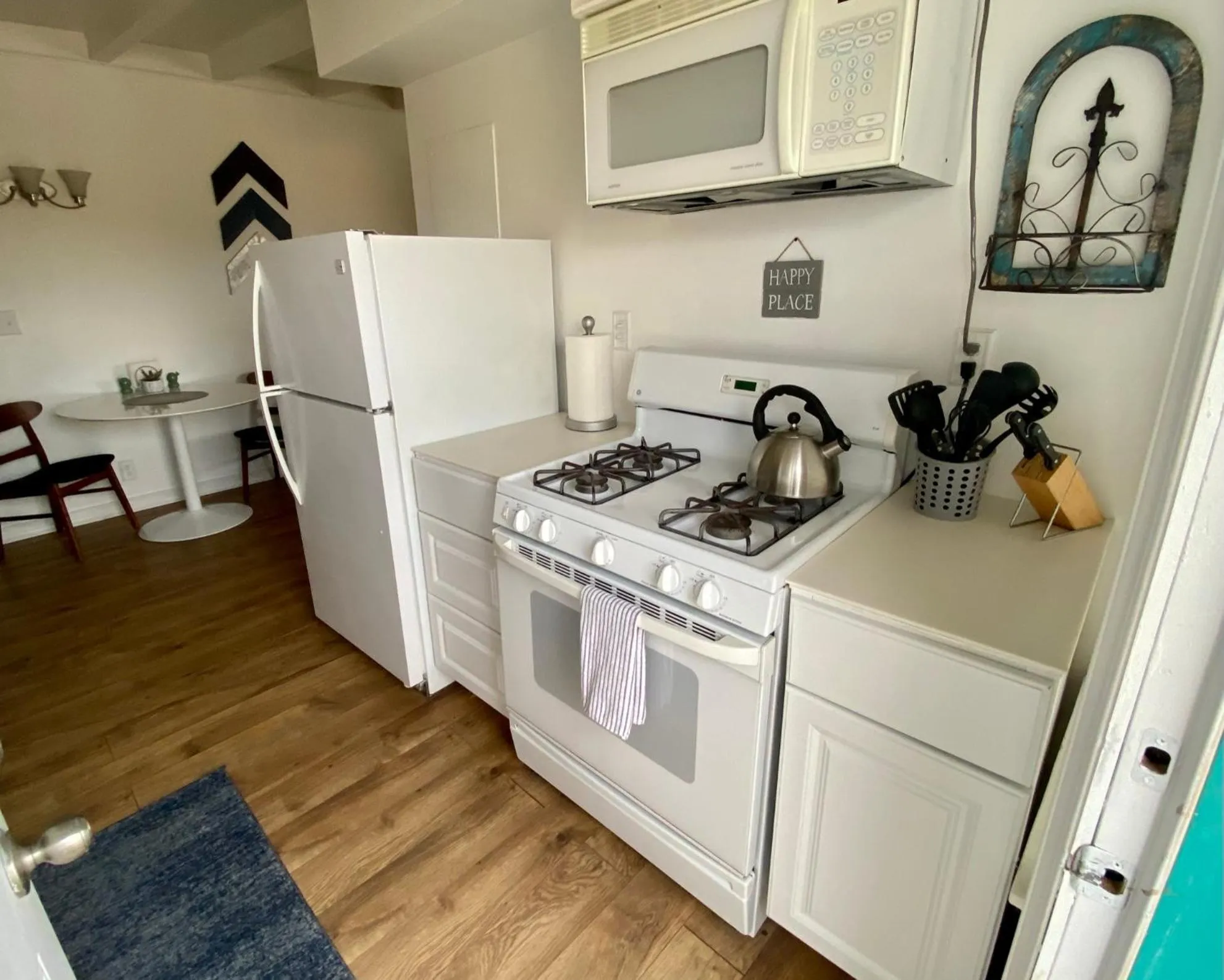 Kitchen or kitchenette in Center Street Villas