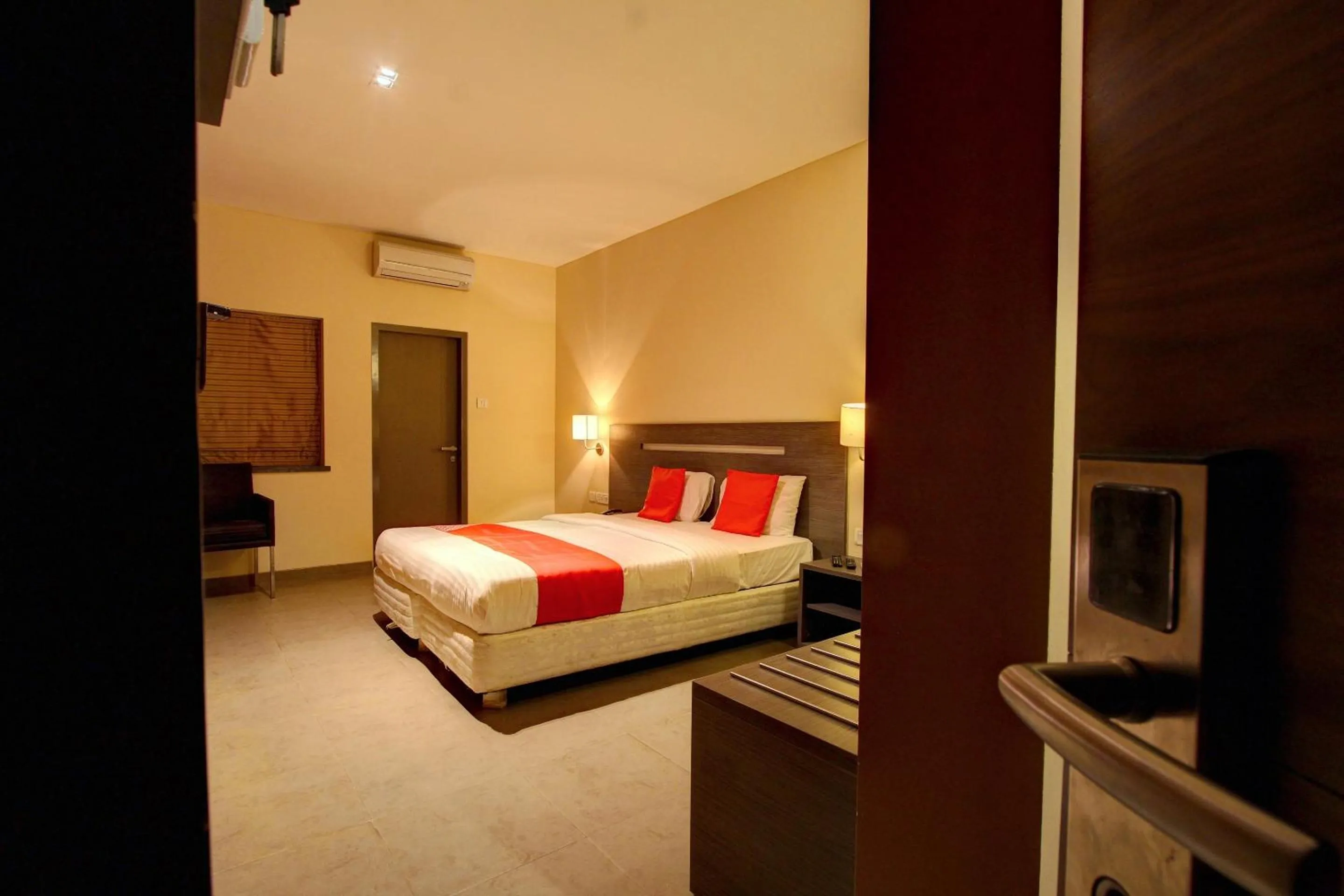 Photo of the whole room, Bed in Golden Amoon Resort