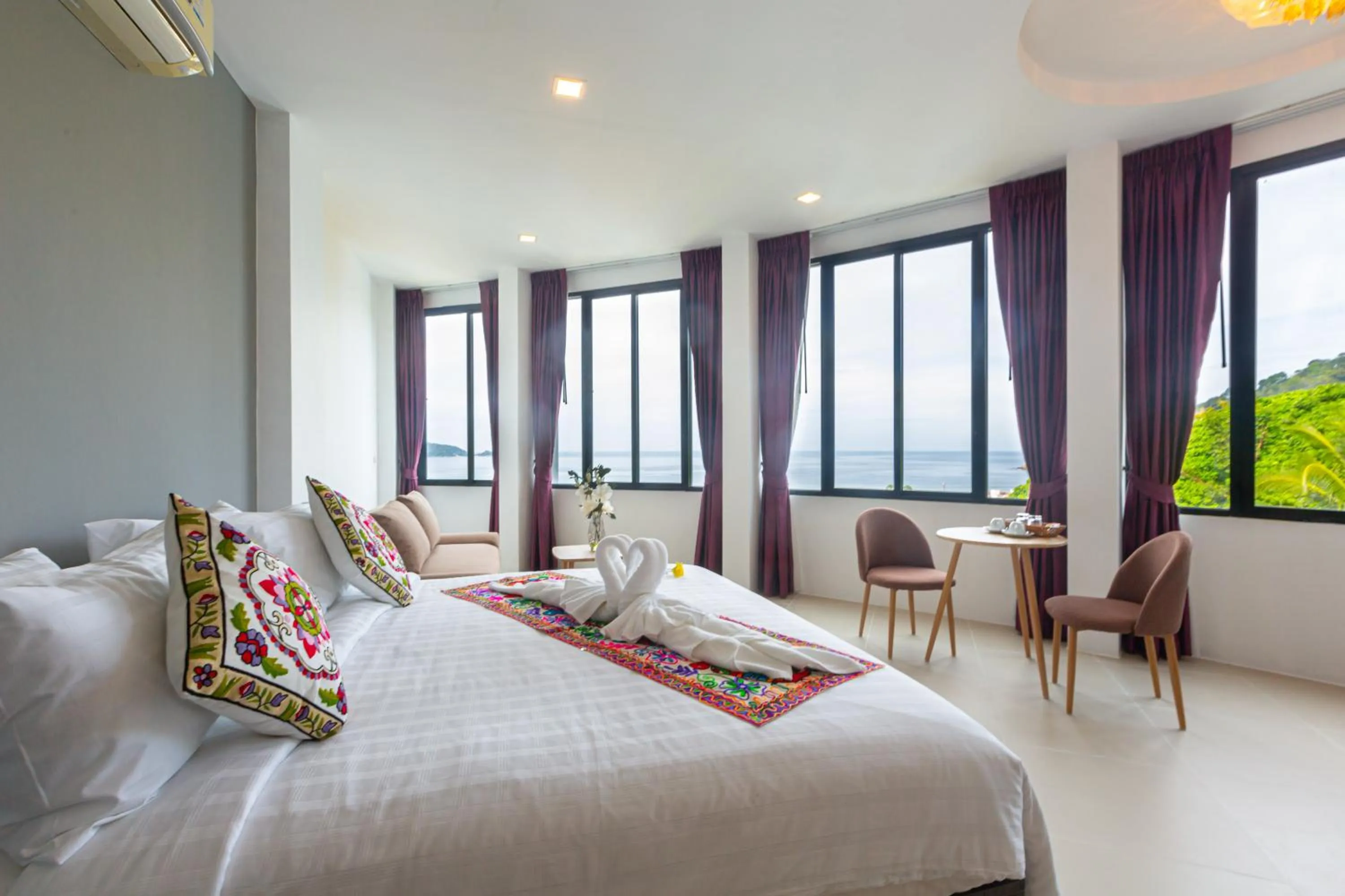 Bed in Rossarin Sea View Patong