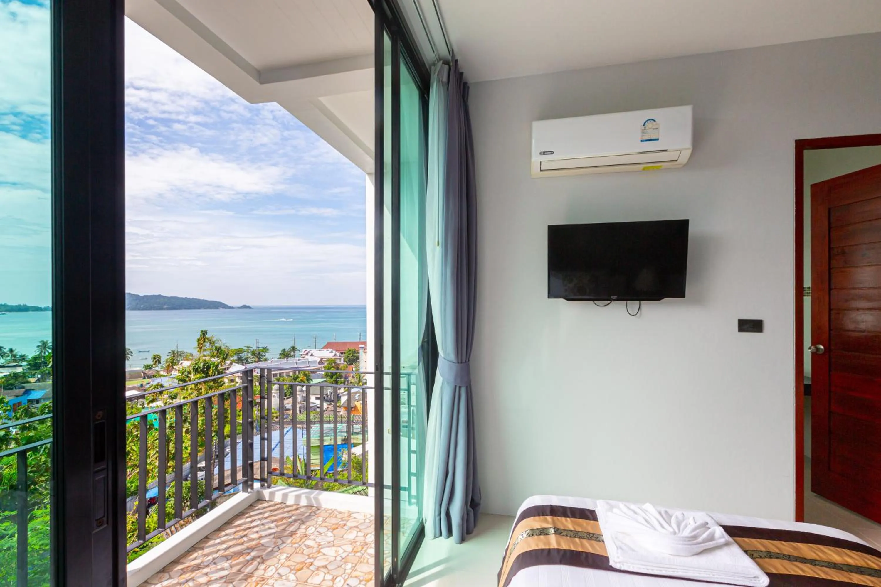 TV and multimedia in Rossarin Sea View Patong