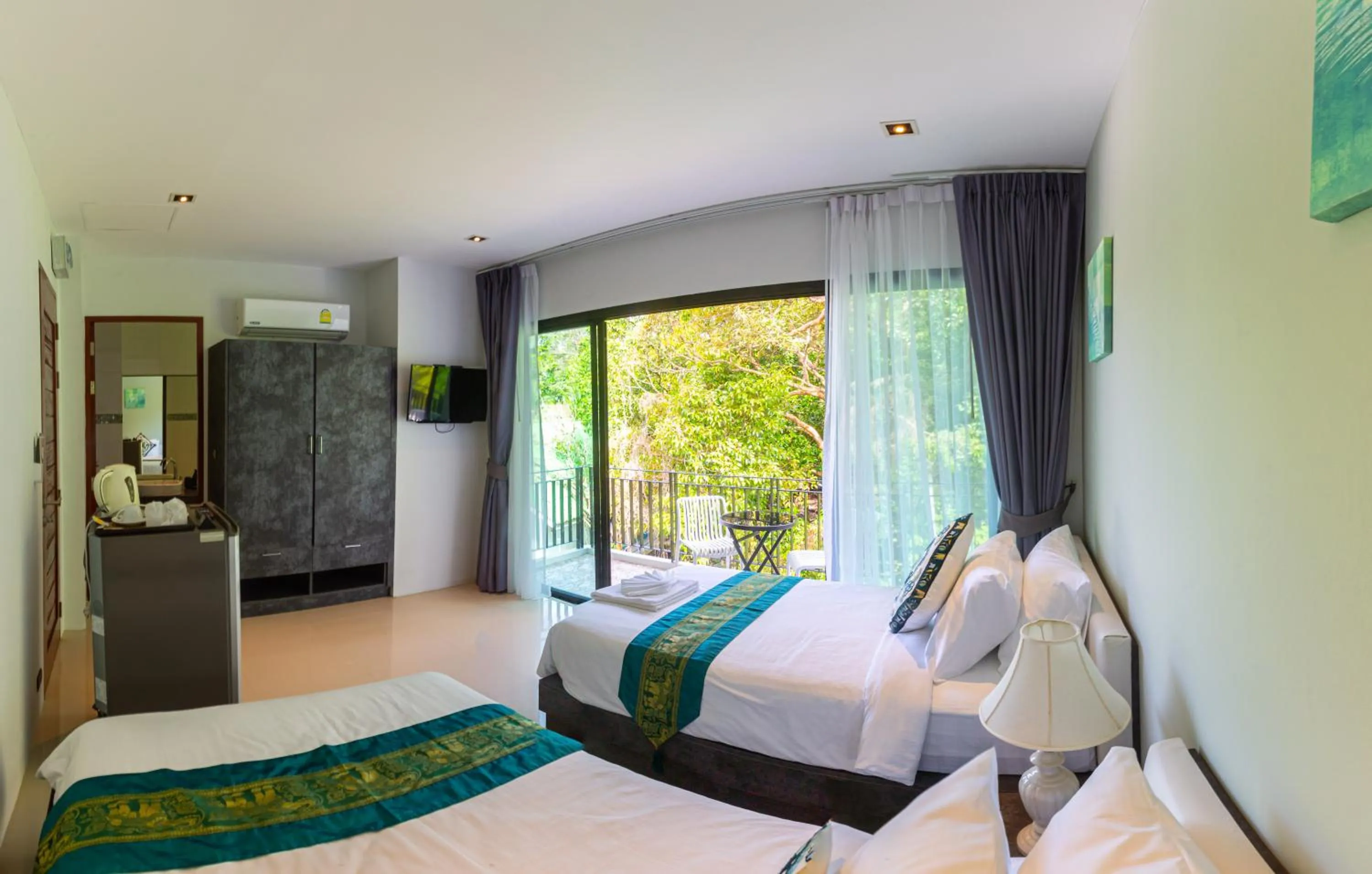 Bed in Rossarin Sea View Patong