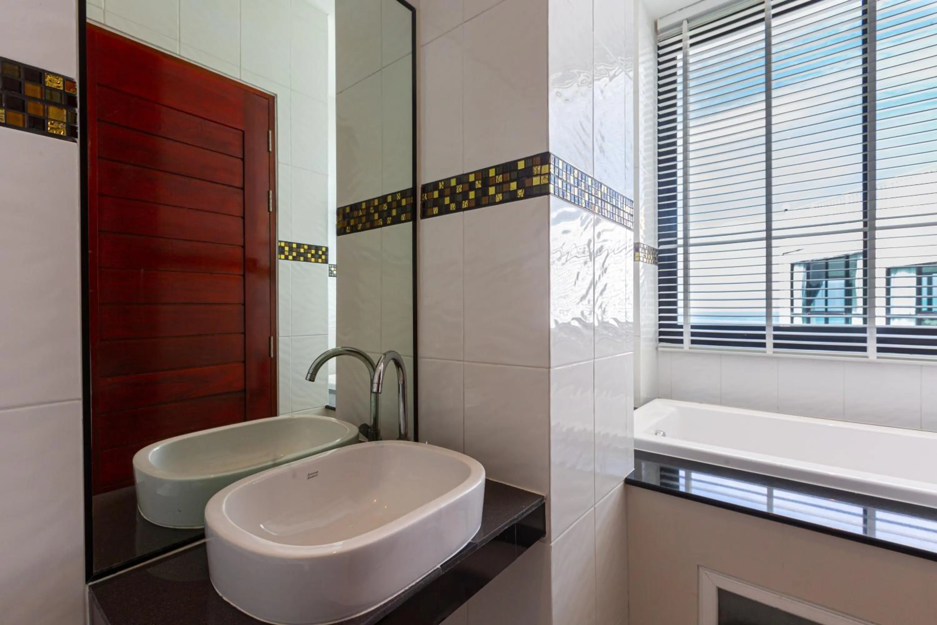 Shower in Rossarin Sea View Patong