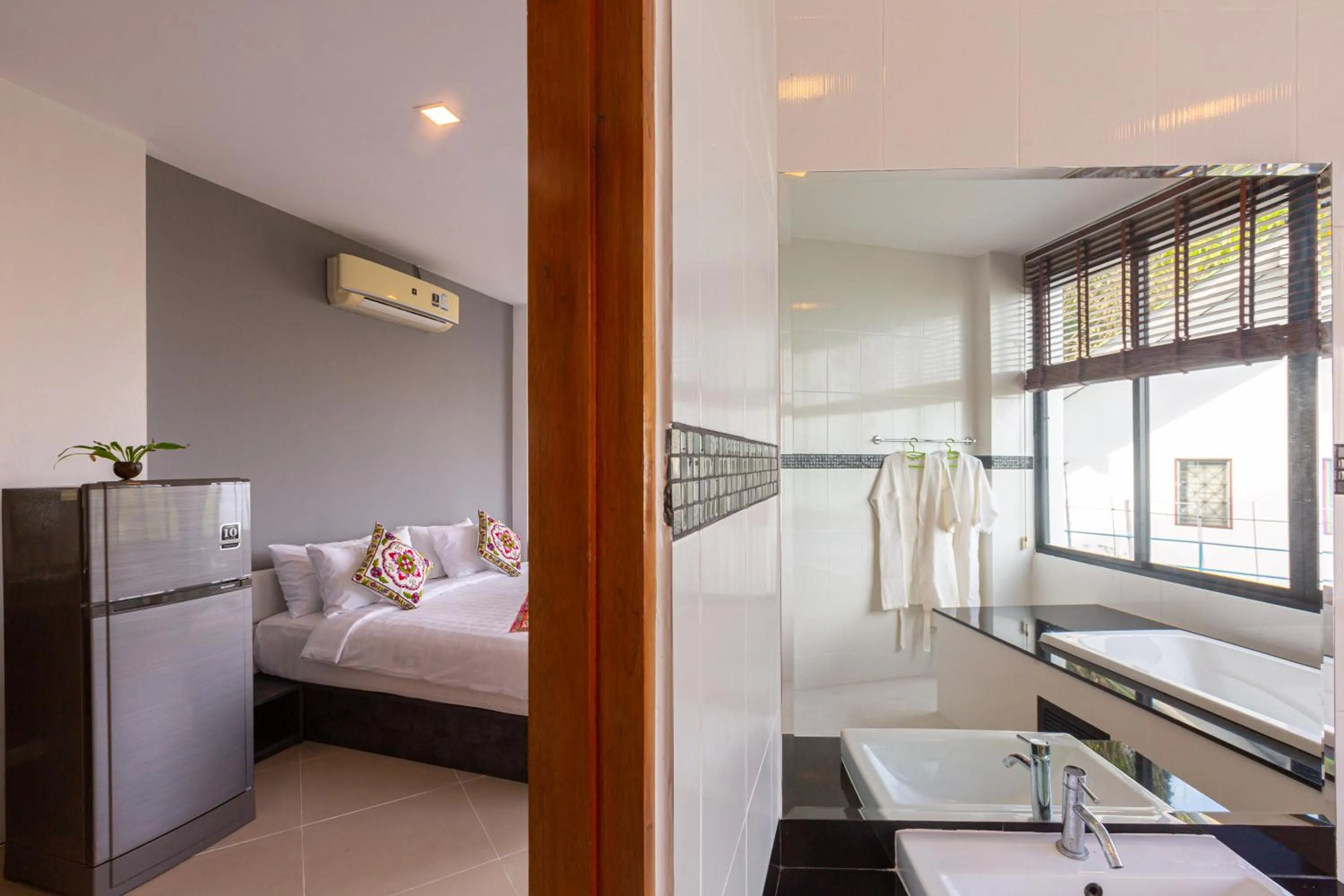 Photo of the whole room, Bed in Rossarin Sea View Patong