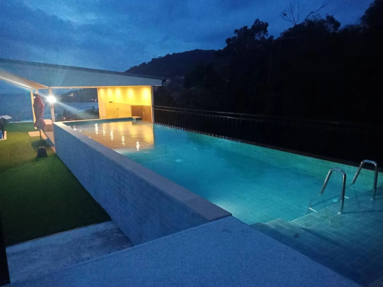 Swimming pool in Rossarin Sea View Patong