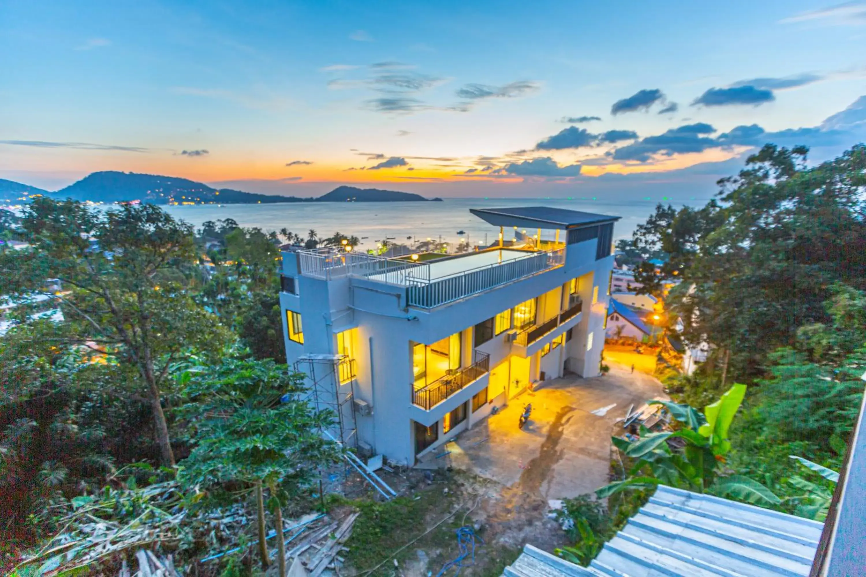 Property building in Rossarin Sea View Patong Property building in Rossarin Sea View Patong