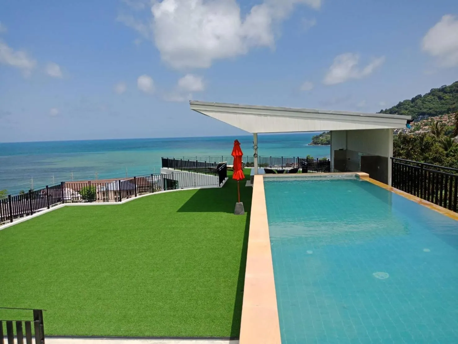 Swimming pool in Rossarin Sea View Patong