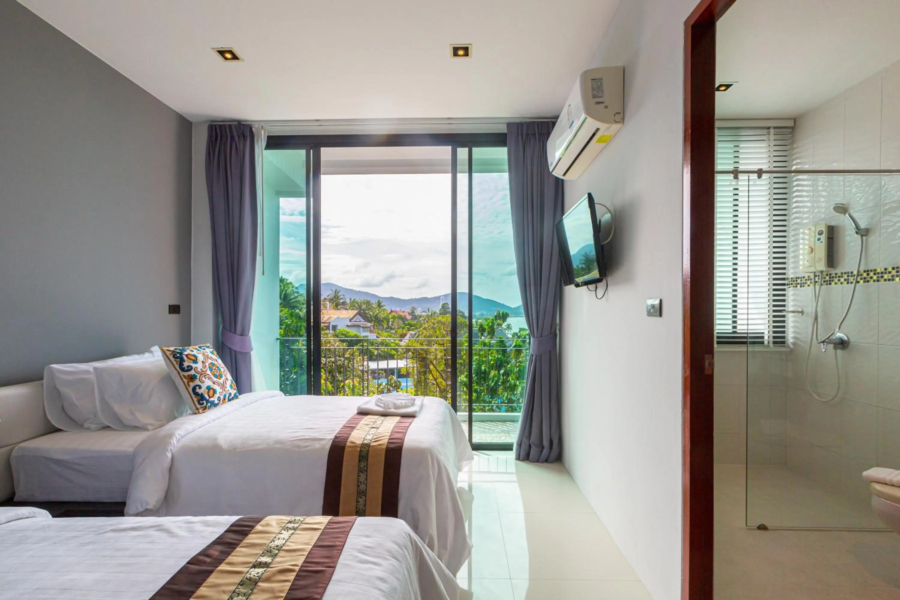 Communal lounge/ TV room, Bed in Rossarin Sea View Patong